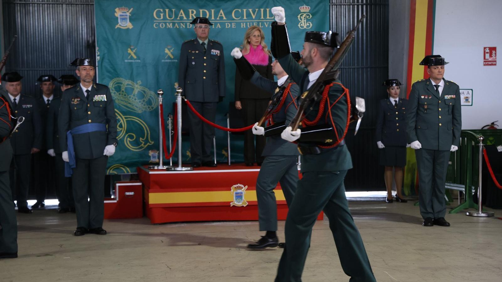 Varios agentes de la Guardia Civil frente a Julio Serrano Checa, Luis Ortega Carmona y María José Rico. Varios agentes de la Guardia Civil frente a Julio Serrano Checa, Luis Ortega Carmona y María José Rico.