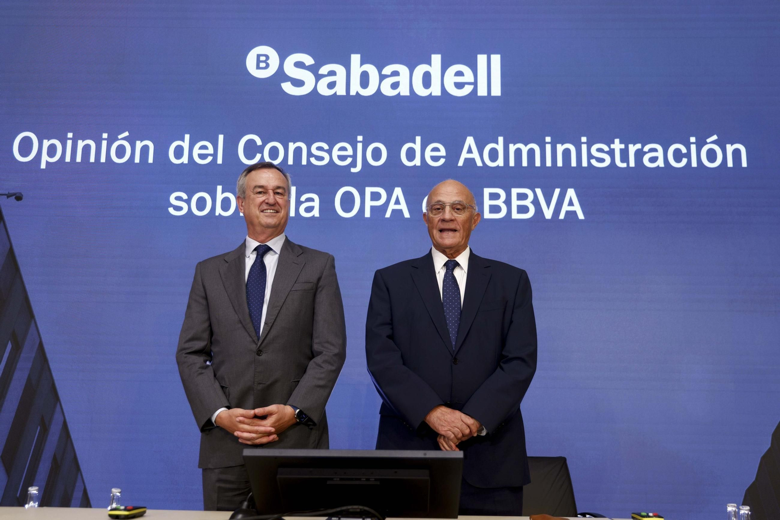 El presidente de Banco Sabadell, Josep Oliu (dcha), y el consejero delegado, César González-Bueno.