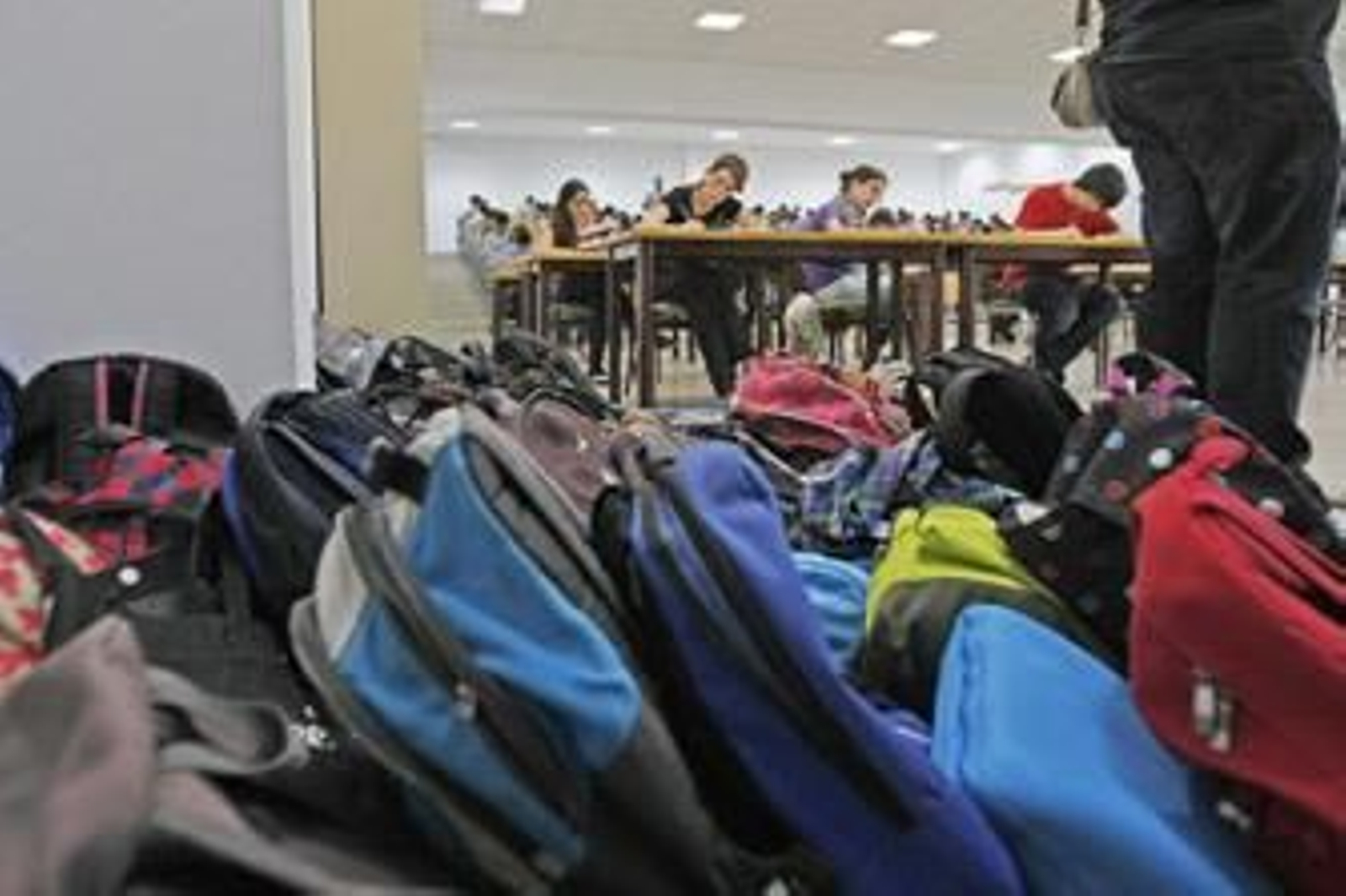 Mochilas apiladas mientras los estudiantes realizan las pruebas de Selectividad el pasado mes de junio. /Pascual