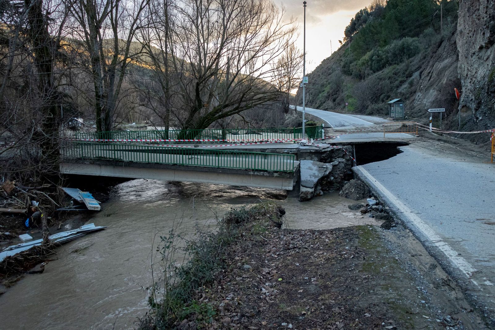 Fotos: así se han encontrado los vecinos de Dúdar su pueblo tras regresar del desalojo
