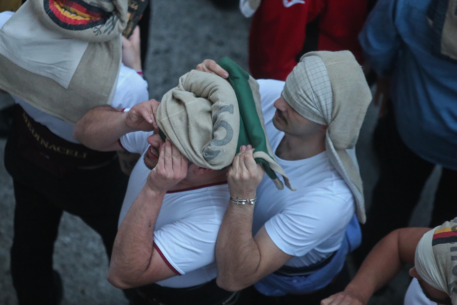 Dos costaleros se preparan para una procesión en Algeciras.