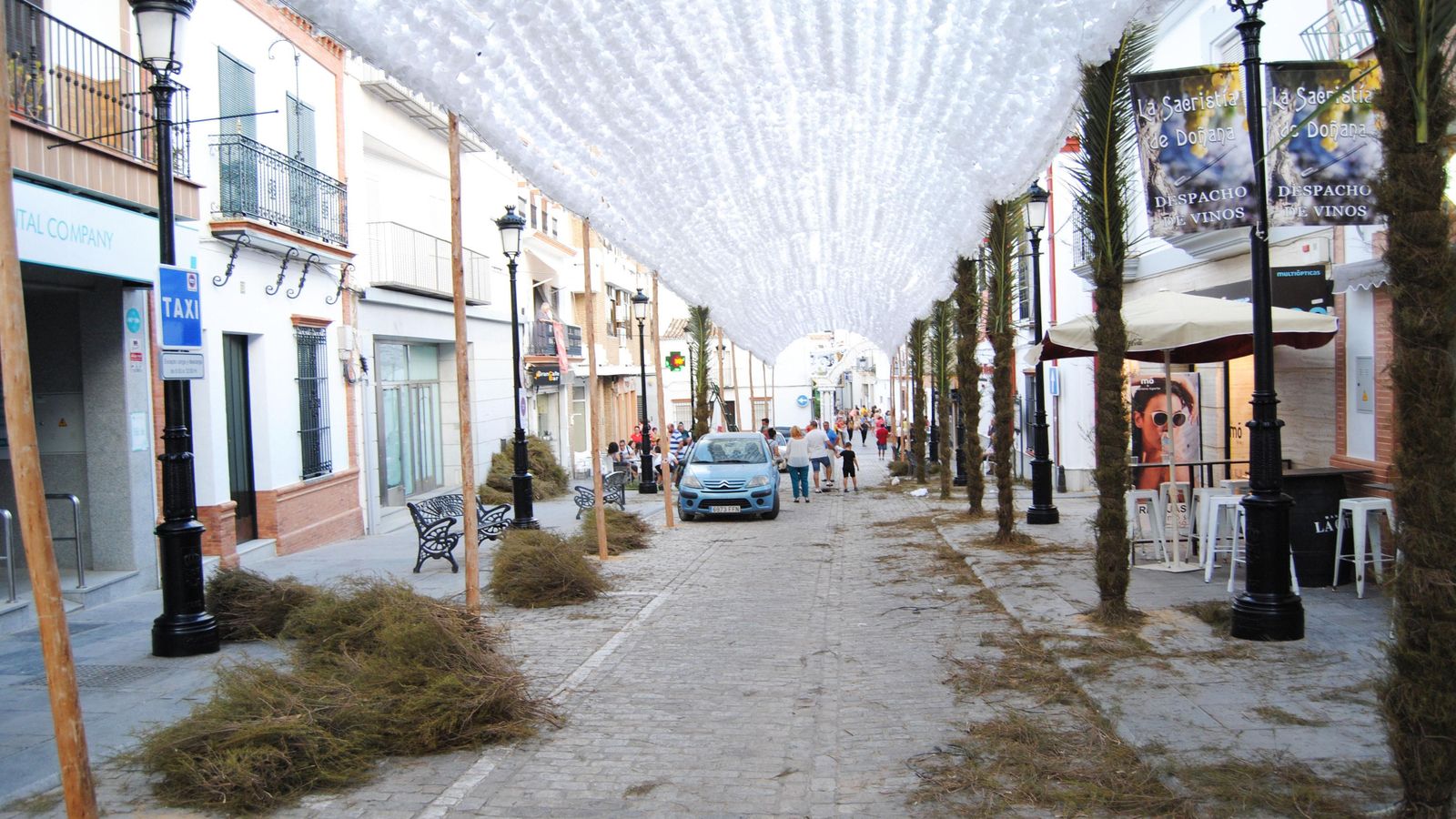 Flores de papel de seda blanco y romero para acompañar a la patrona de Almonte.