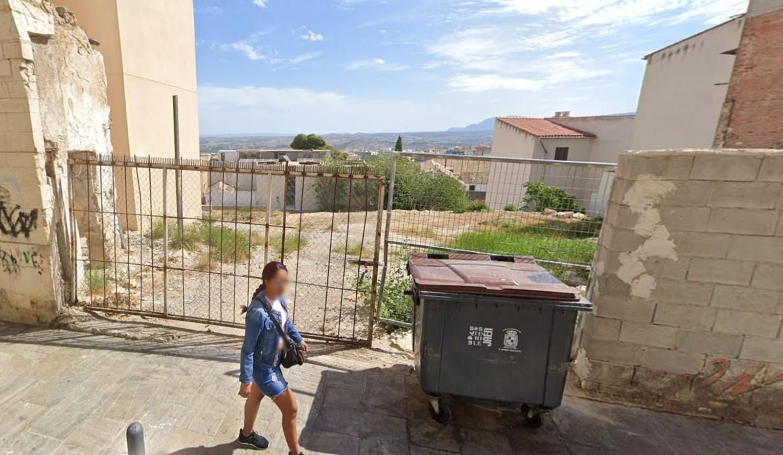 Entrada al solar APA III.