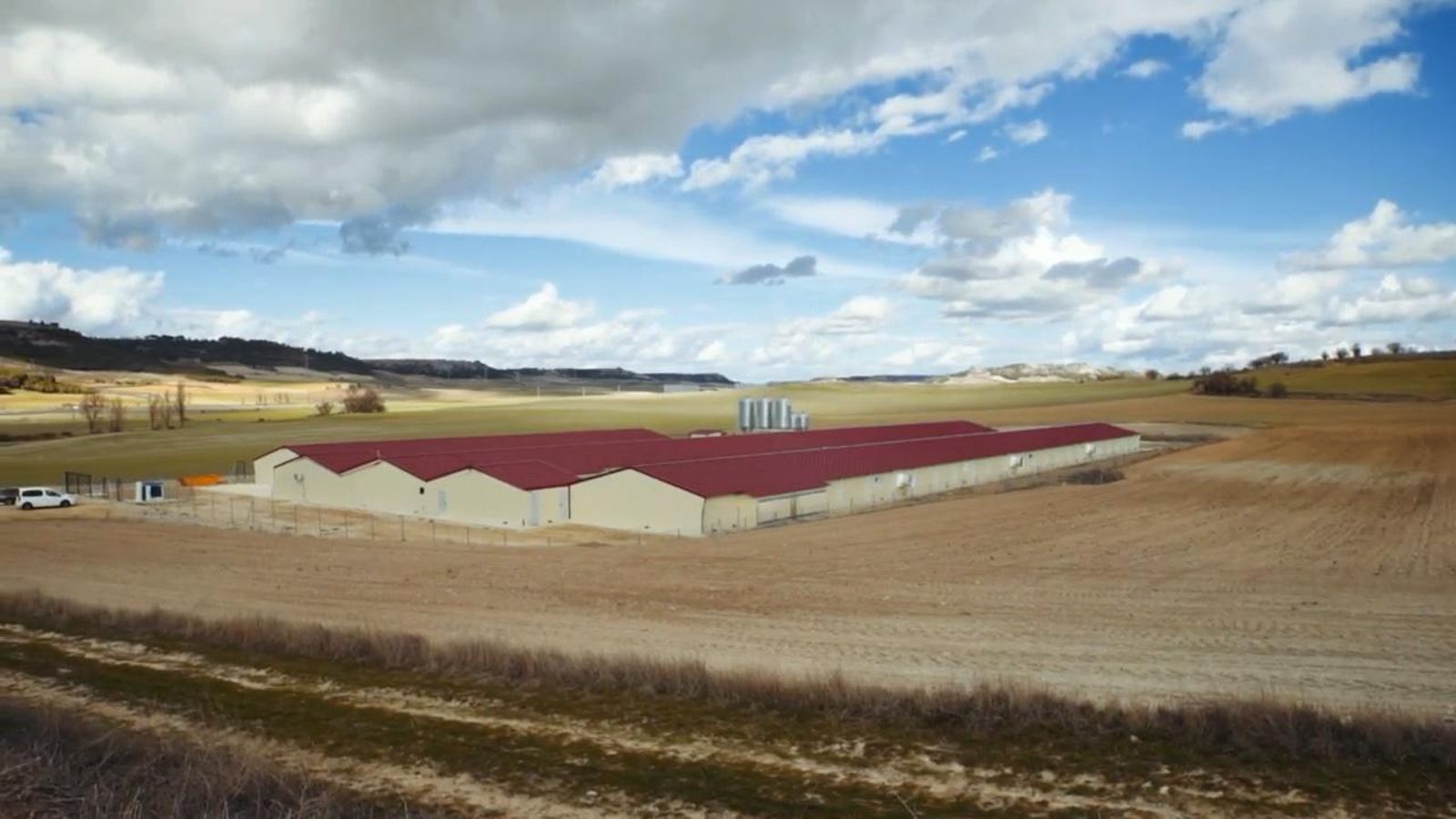 Exterior de una granja avícola