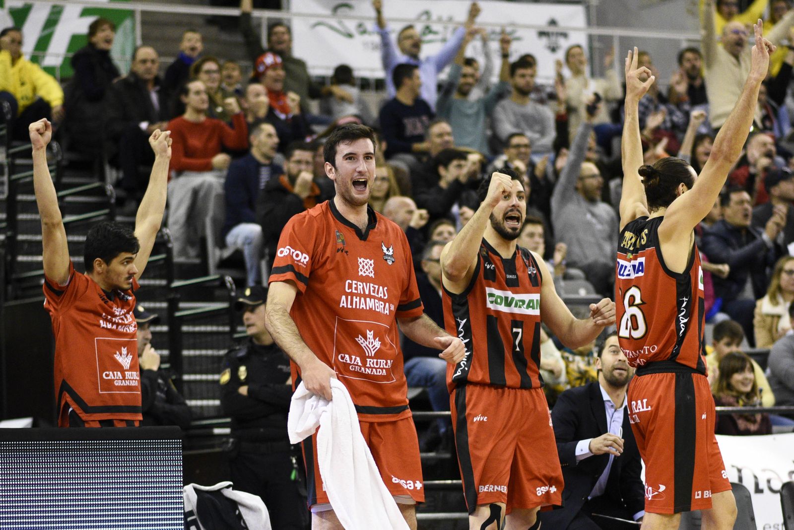 Los jugadores y la afición del Covirán disfrutaron ante el Lleida.