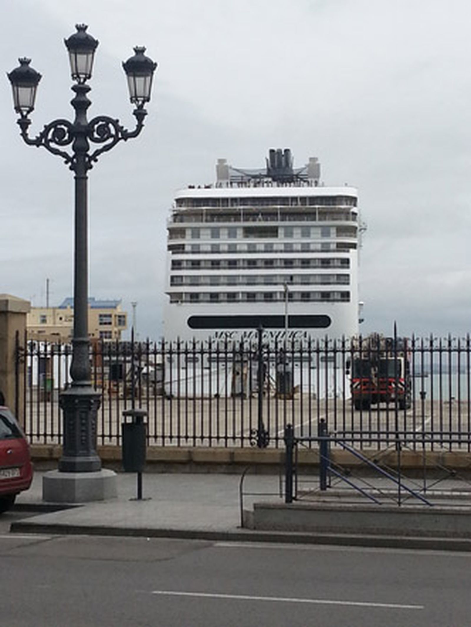 El 'MSC Magnífica' visita por primera vez el puerto de Cádiz