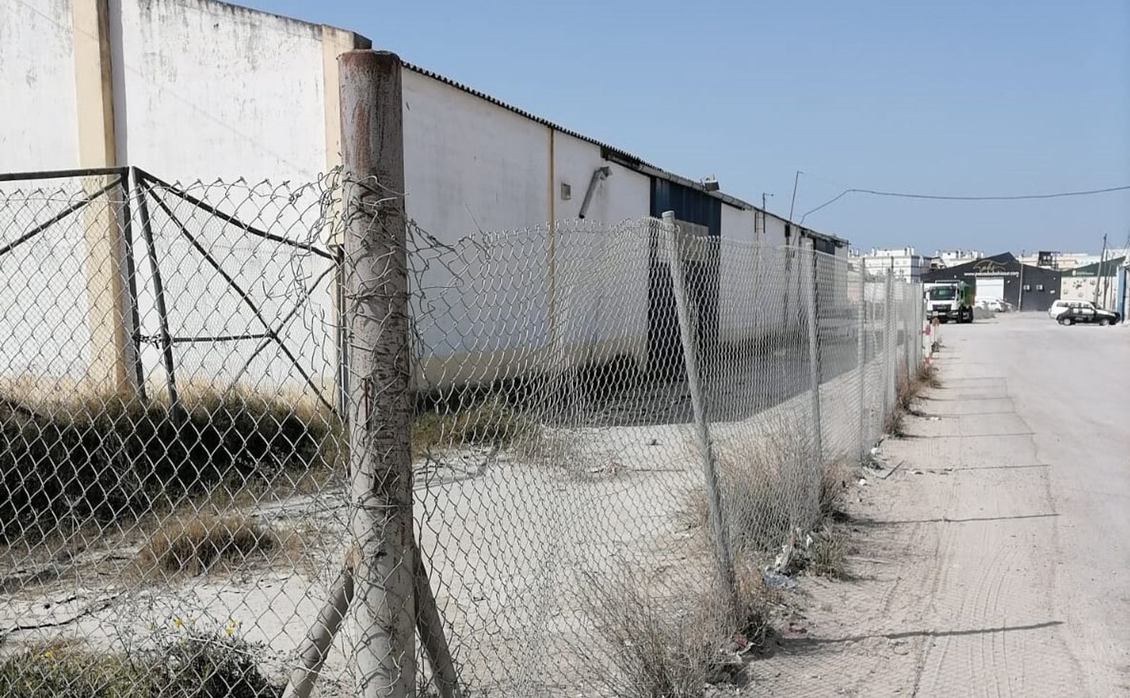 En la imagen de aprecia como la valla se come buena parte de lo que debería ser el vial.