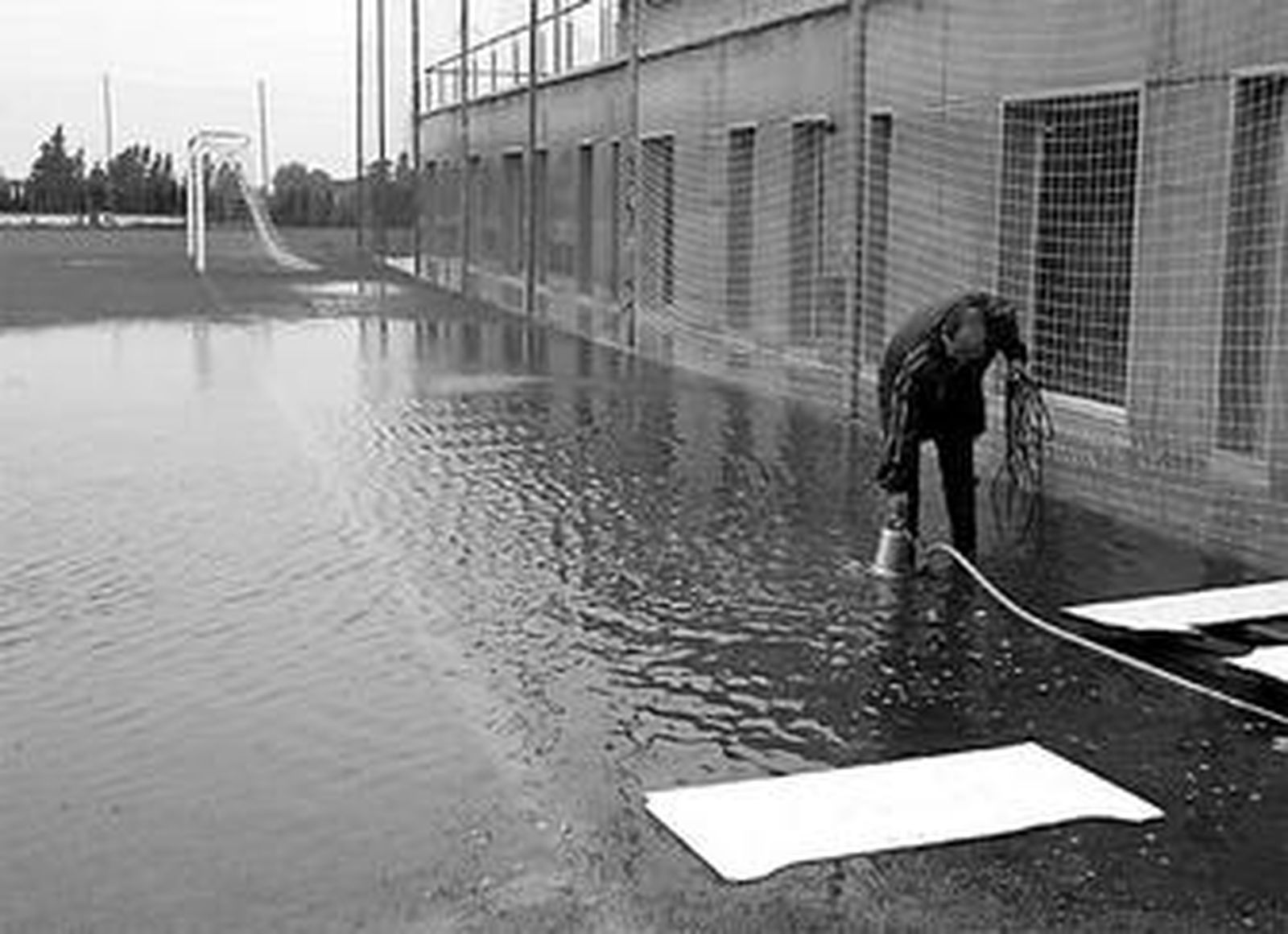Córner del campo principal, donde se formó una laguna.