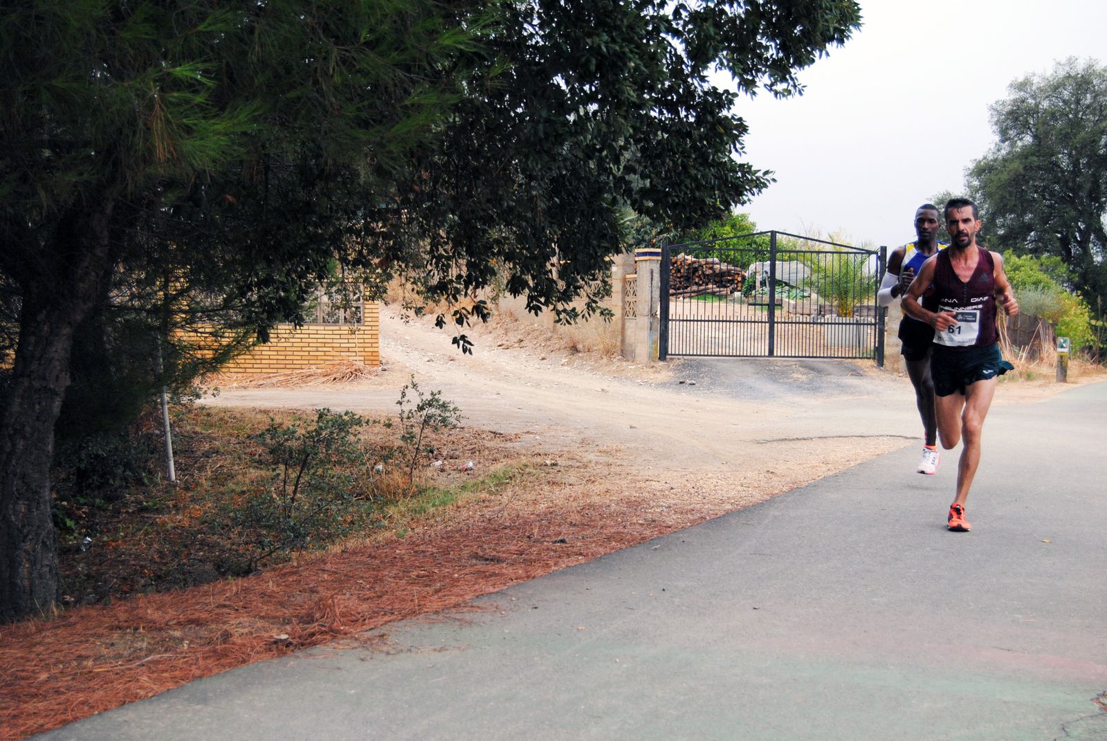 Manuel Ferraz seguido de cerca por su compatriota Jorge Varela.