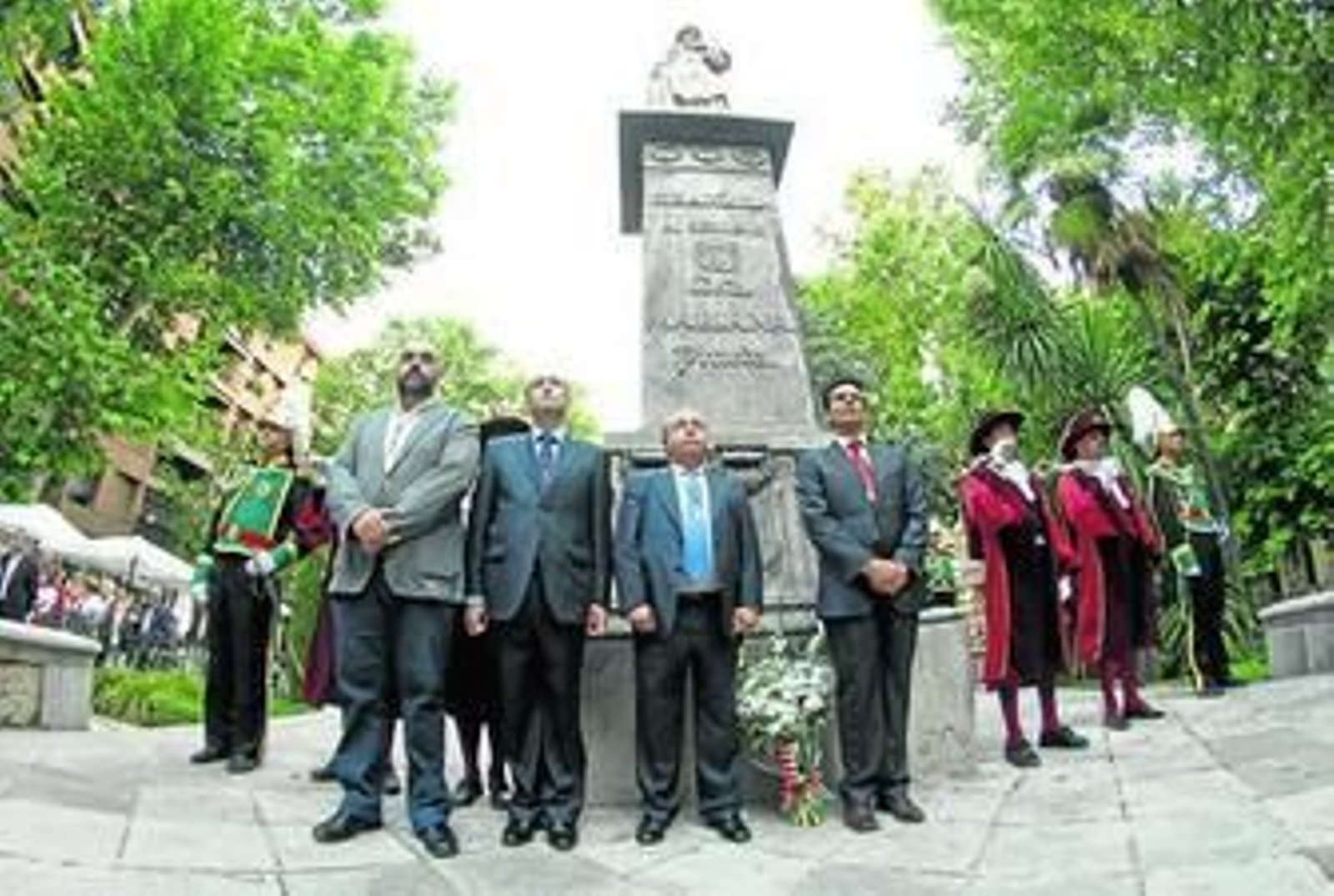 Concejales del Ayuntamiento en funciones de PP, PSOE e IU acudieron ayer al acto oficial, donde no faltó la reivindicación.
