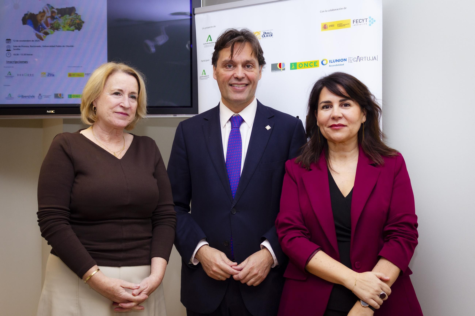 Teresa Cruz, directora de la Fundación Descubre; Francisco de Oliva Blázquez, rector de la Universidad Pablo de Olavide; y Pilar Paneque, directora de la Agencia Nacional de Evaluación de la Calidad y Acreditación (ANECA).