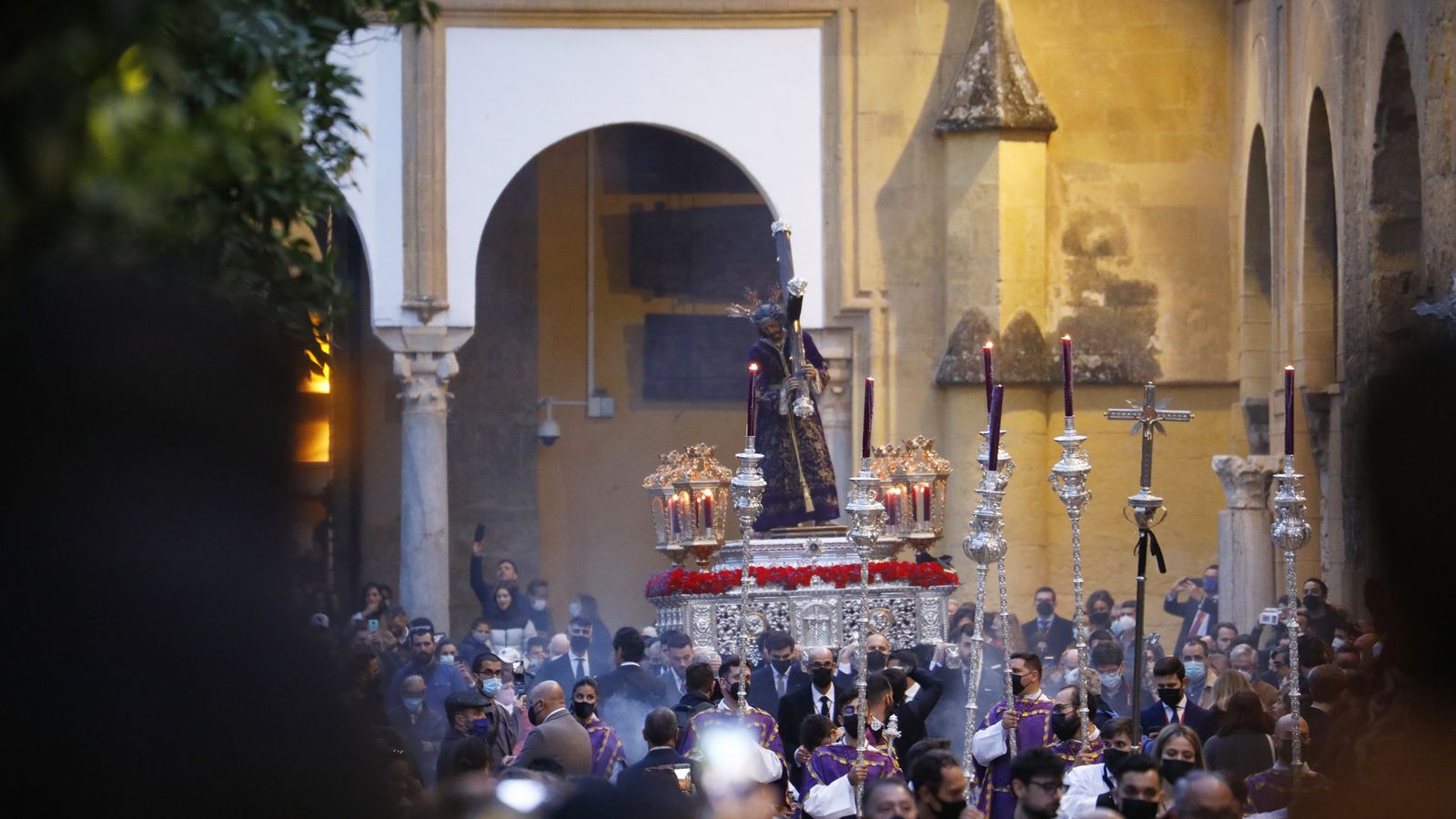 El Señor del Calvario, en el Patio de los Naranjos.