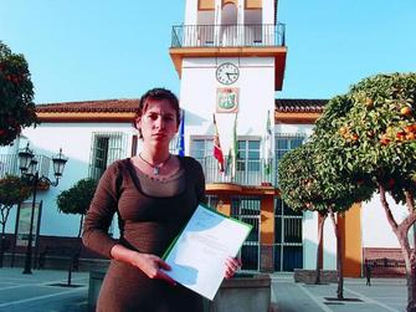 Ana Alonso, posando ante el Ayuntamiento de Palomares del Río.
