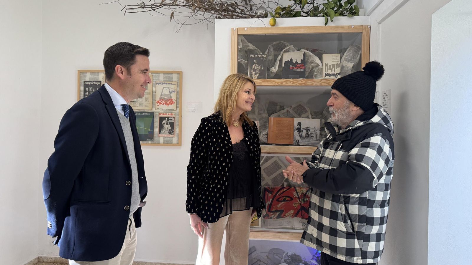 Inauguración de la exposición de artes gráficas en Huelva.