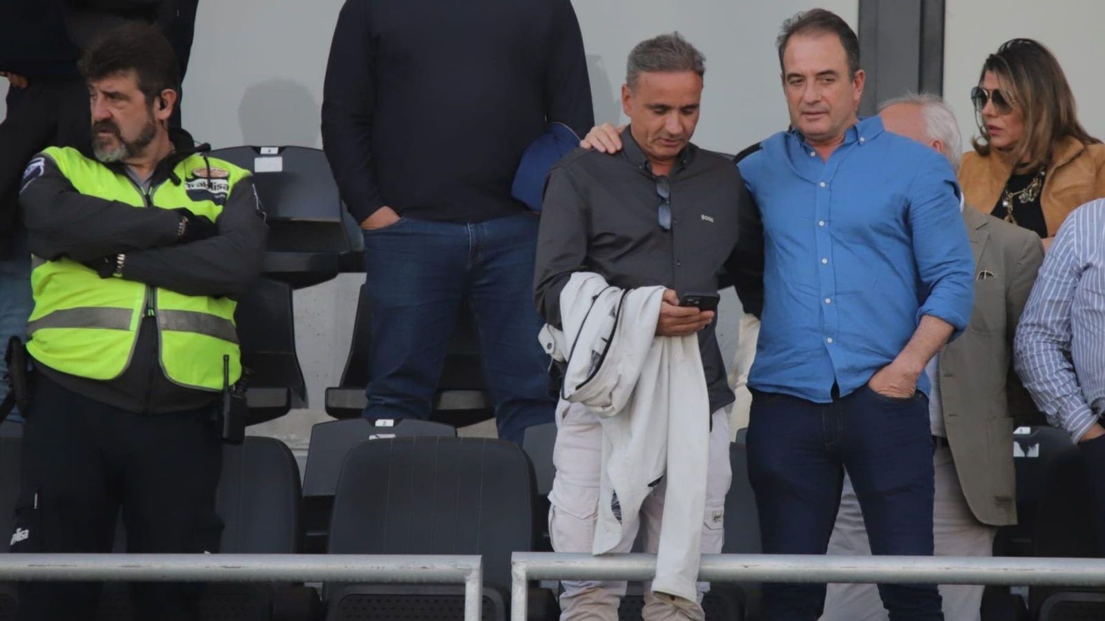 Andrés Roldán, consolado tras encararse con algunos aficionados; a la derecha, un miembro de la seguridad privada