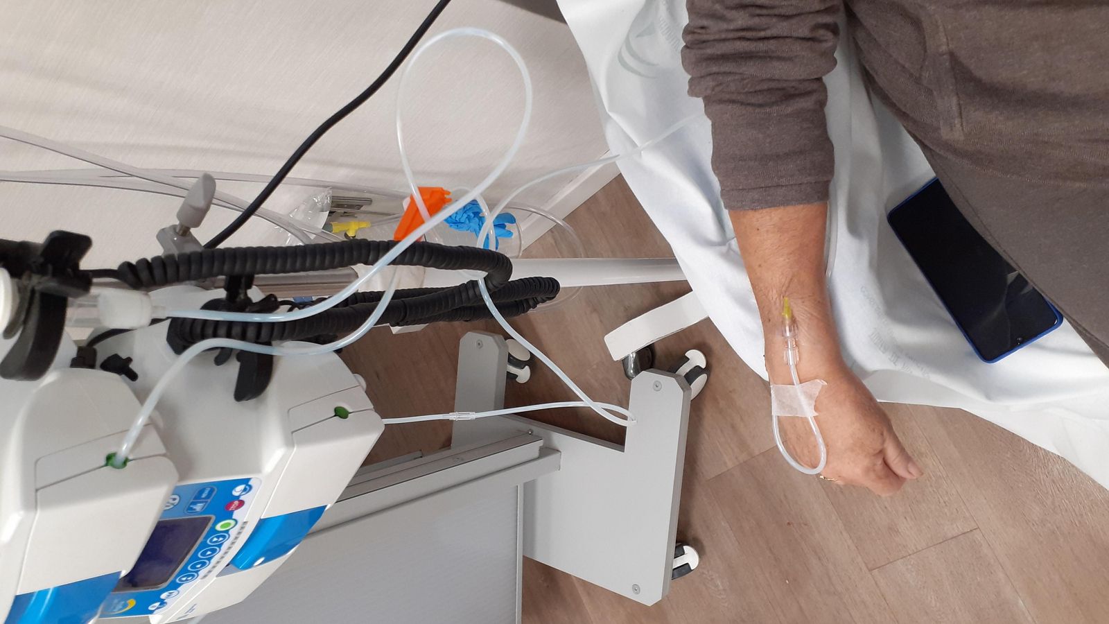 Un paciente recibiendo tratamiento de quimioterapia.