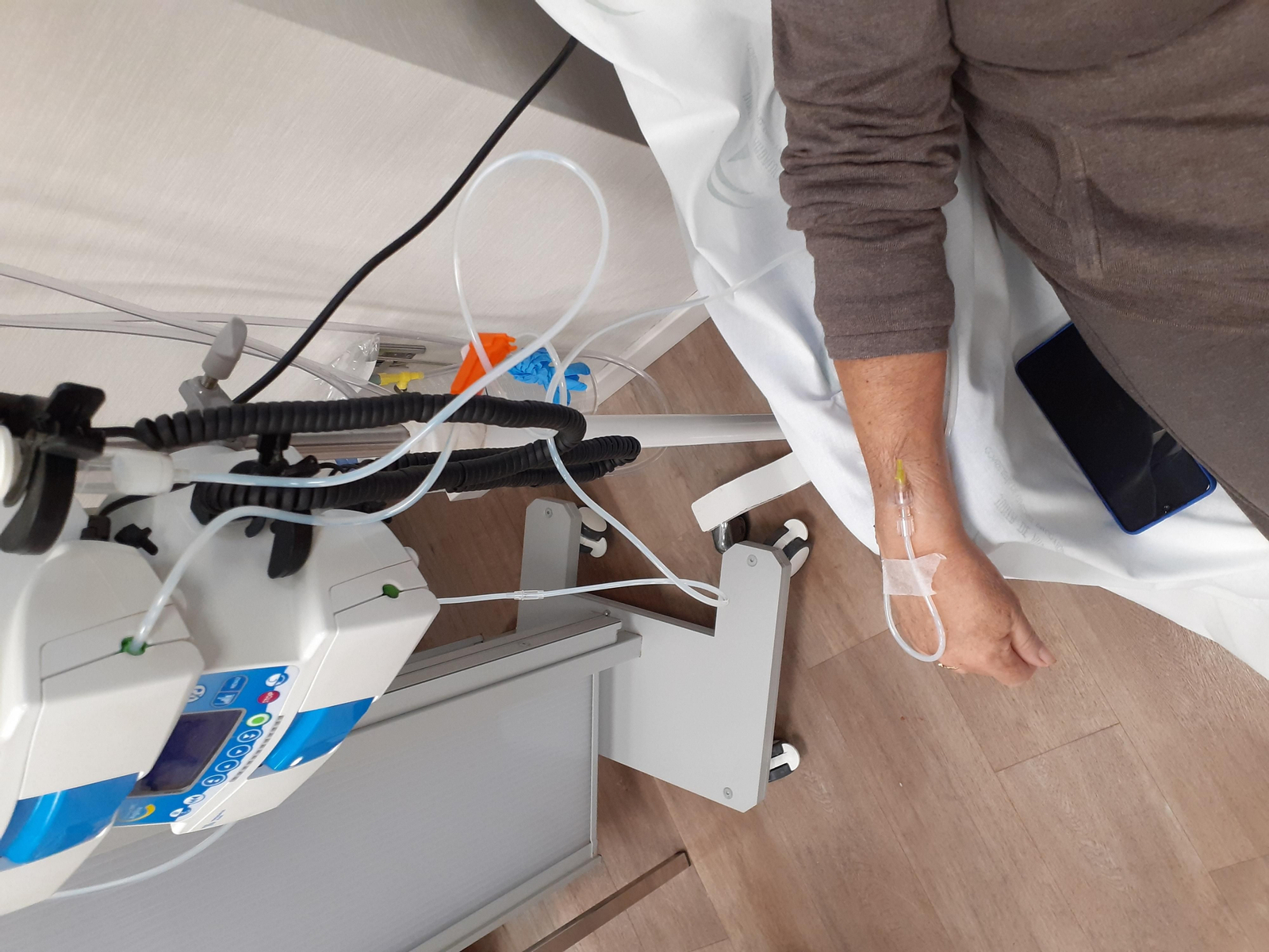 Un paciente recibiendo tratamiento de quimioterapia.