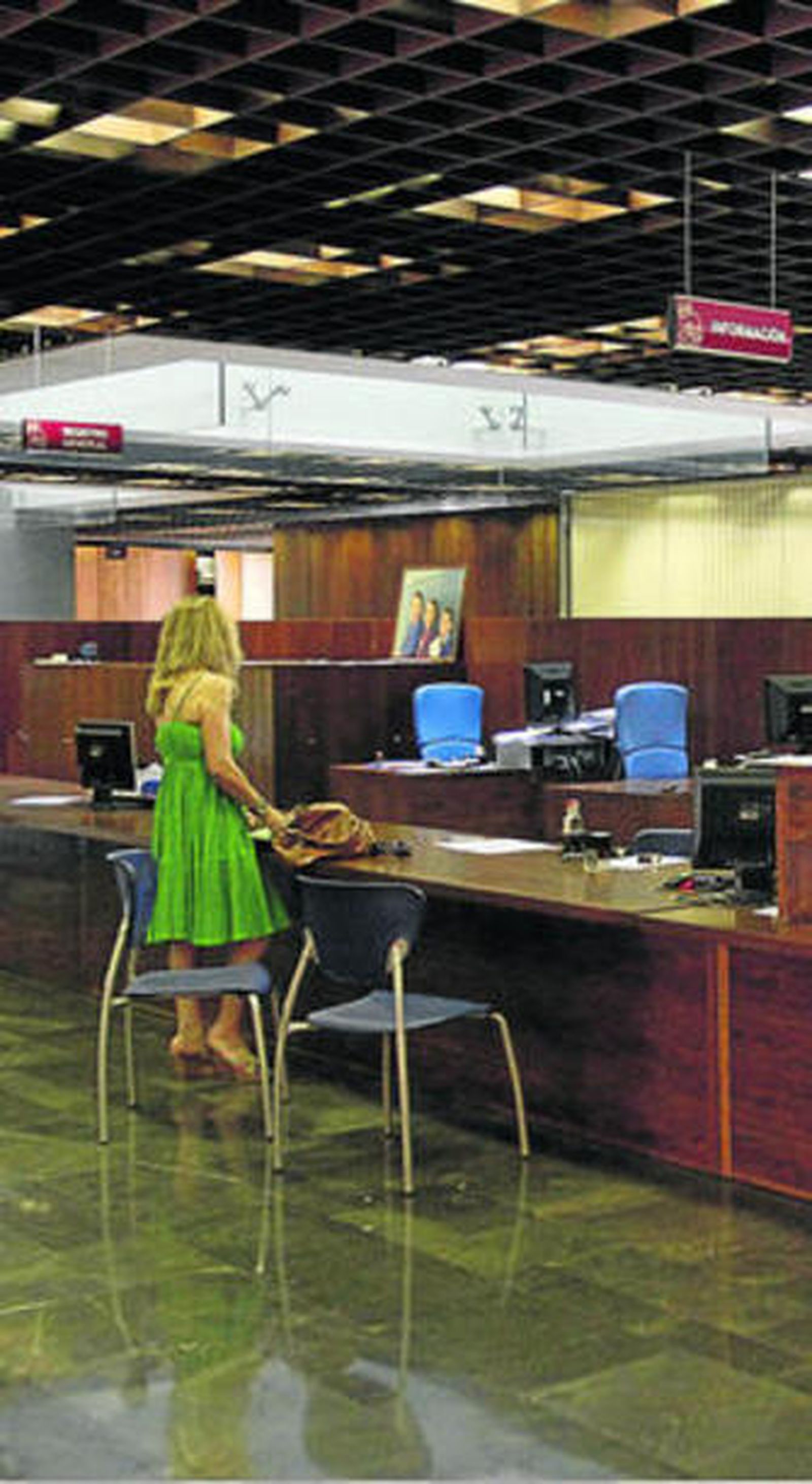 Una usuaria del servicio realiza una consulta, en una imagen de archivo.