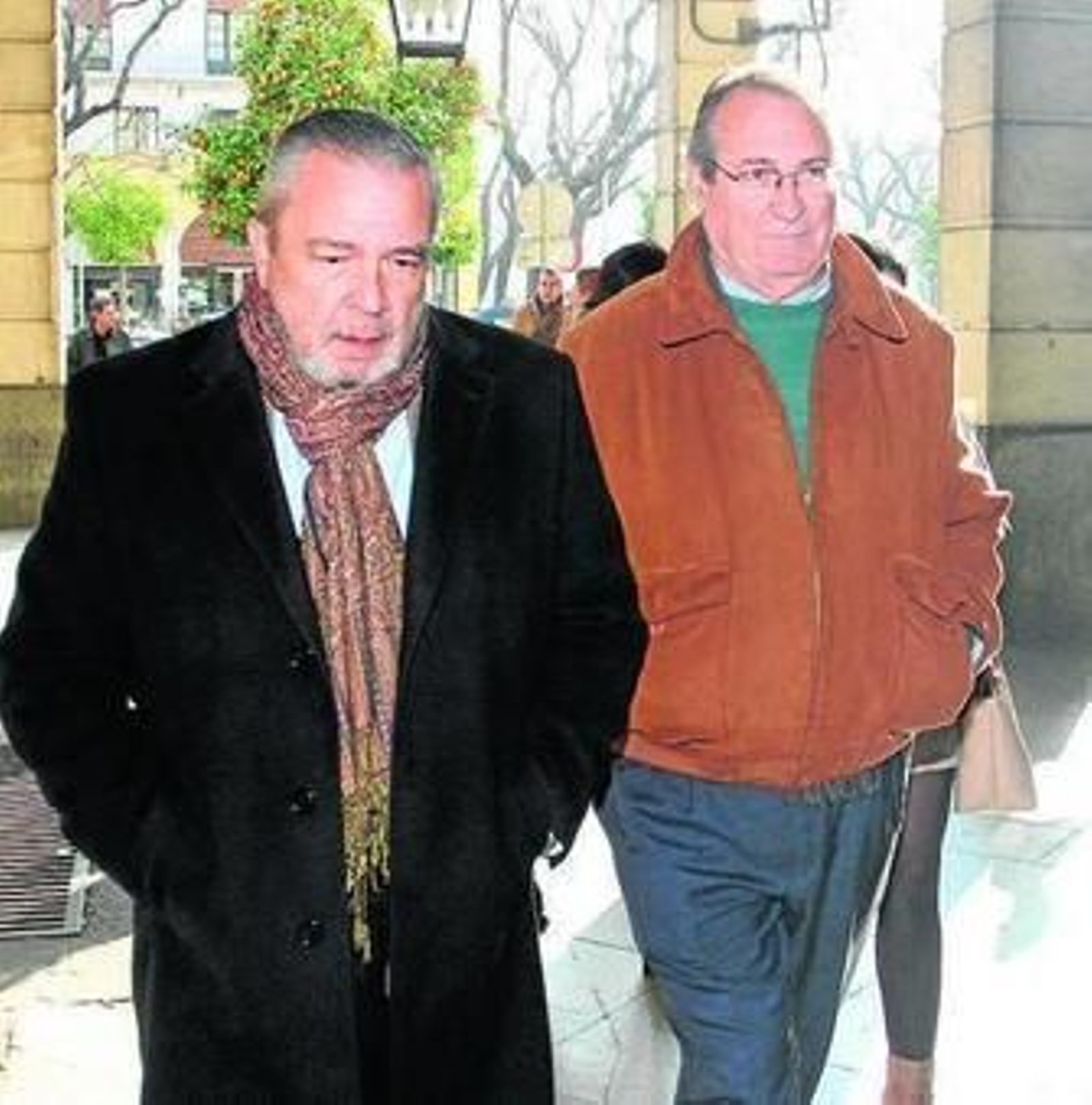 El ex edil Manuel Gómez Lobo, con su abogado, Carlos Sierra.