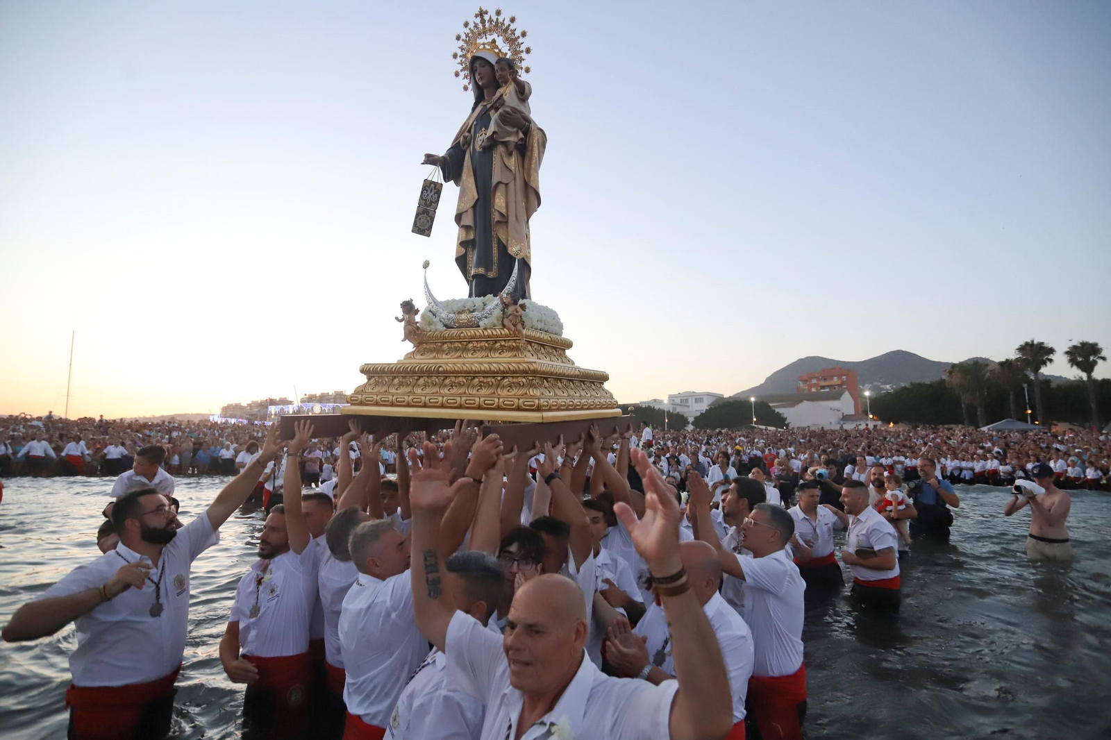 La procesión de la Virgen del Carmen en la playa del Palo, en Málaga, en fotos
