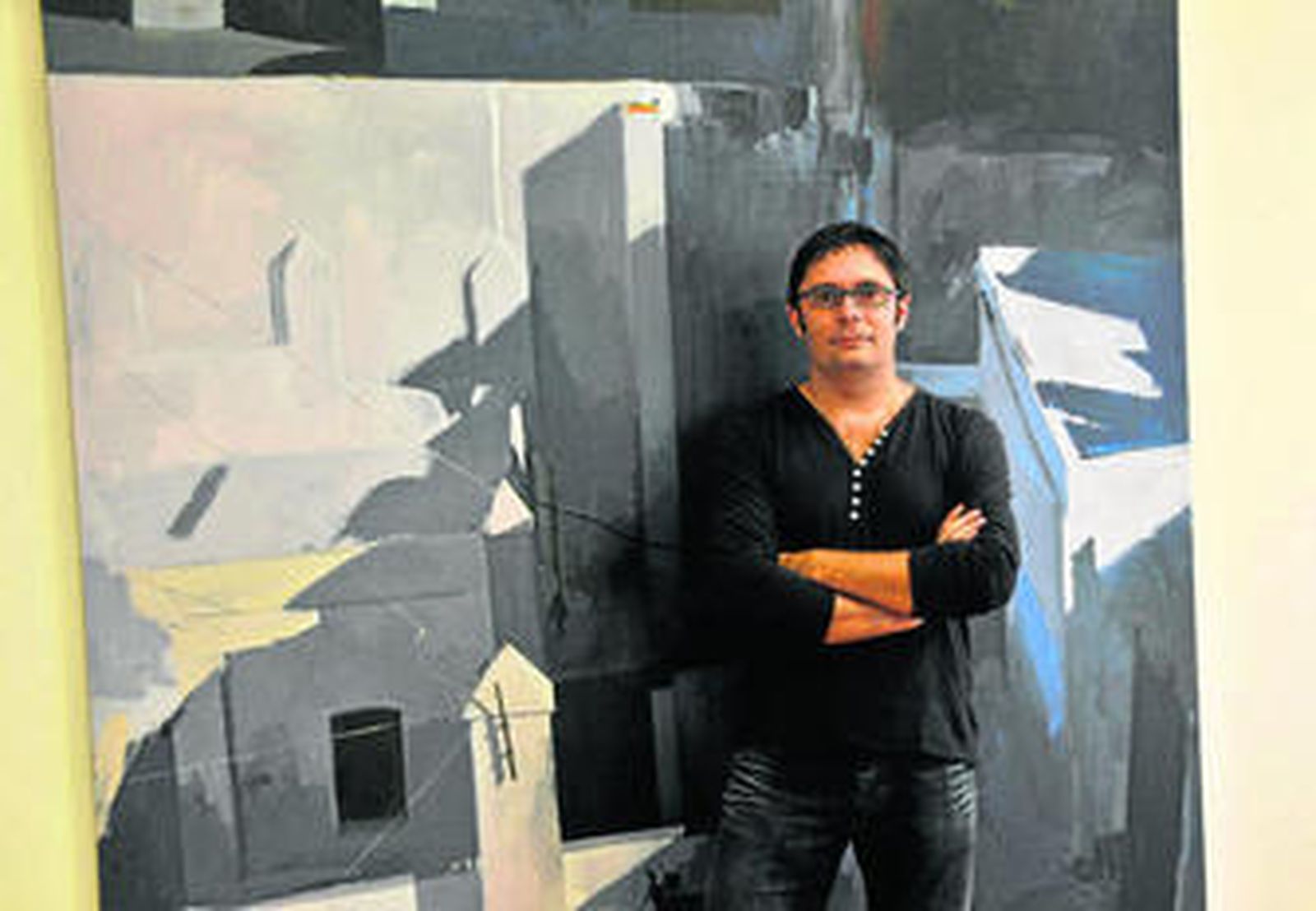 Cecilio Chaves, ante una de sus obras.