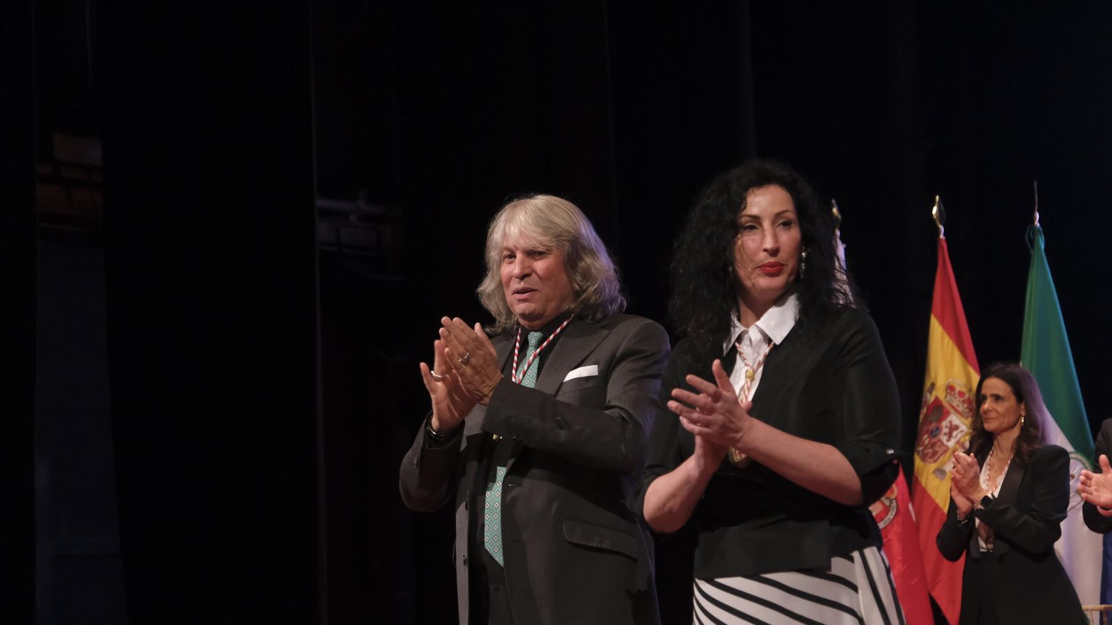 José Mercé junto a María del Mar Vázquez, alcaldesa de la ciudad.