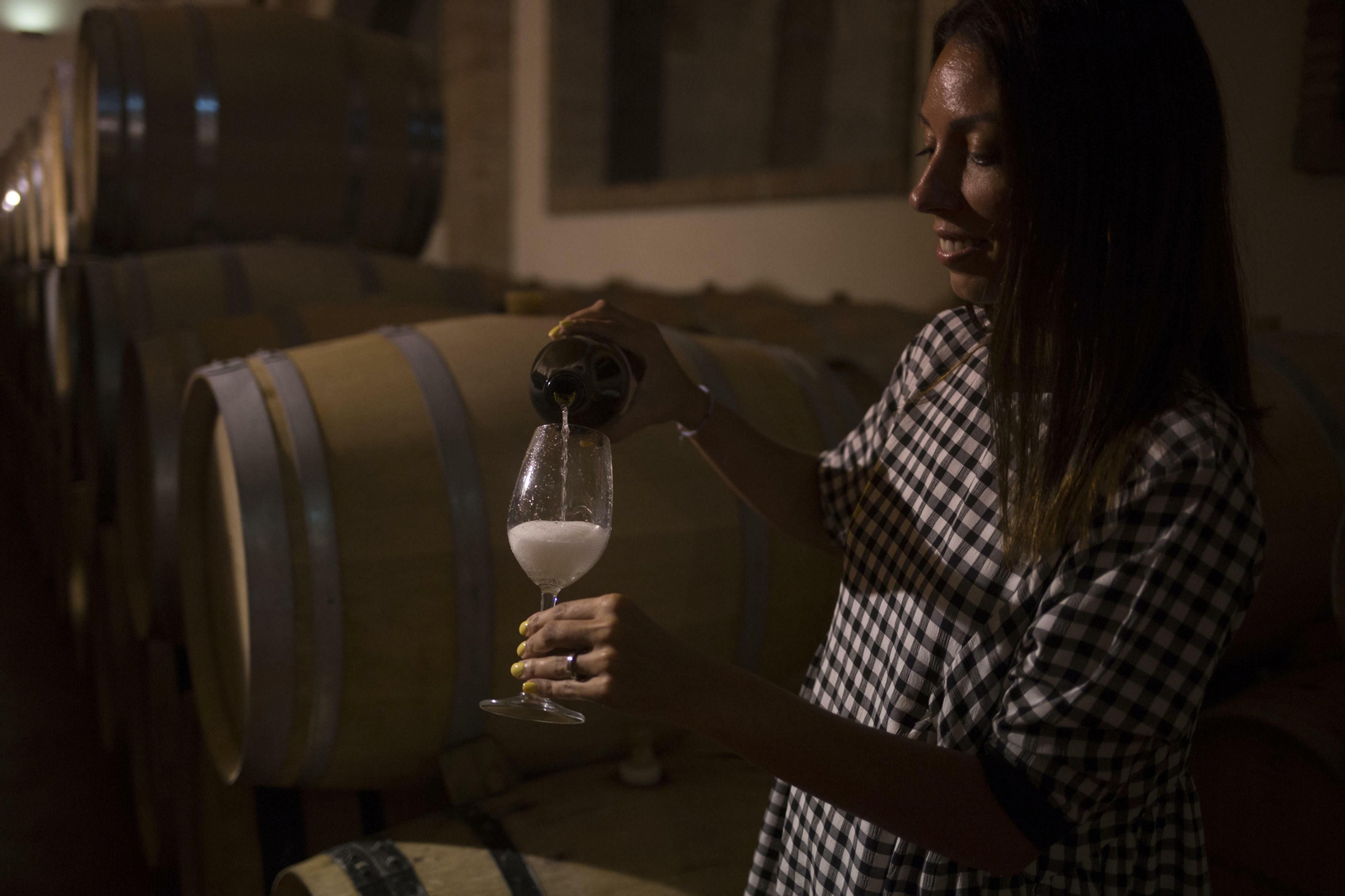 Descorche de una de las botellas del espumoso Cloe elaborado por la bodega Doña Felisa.