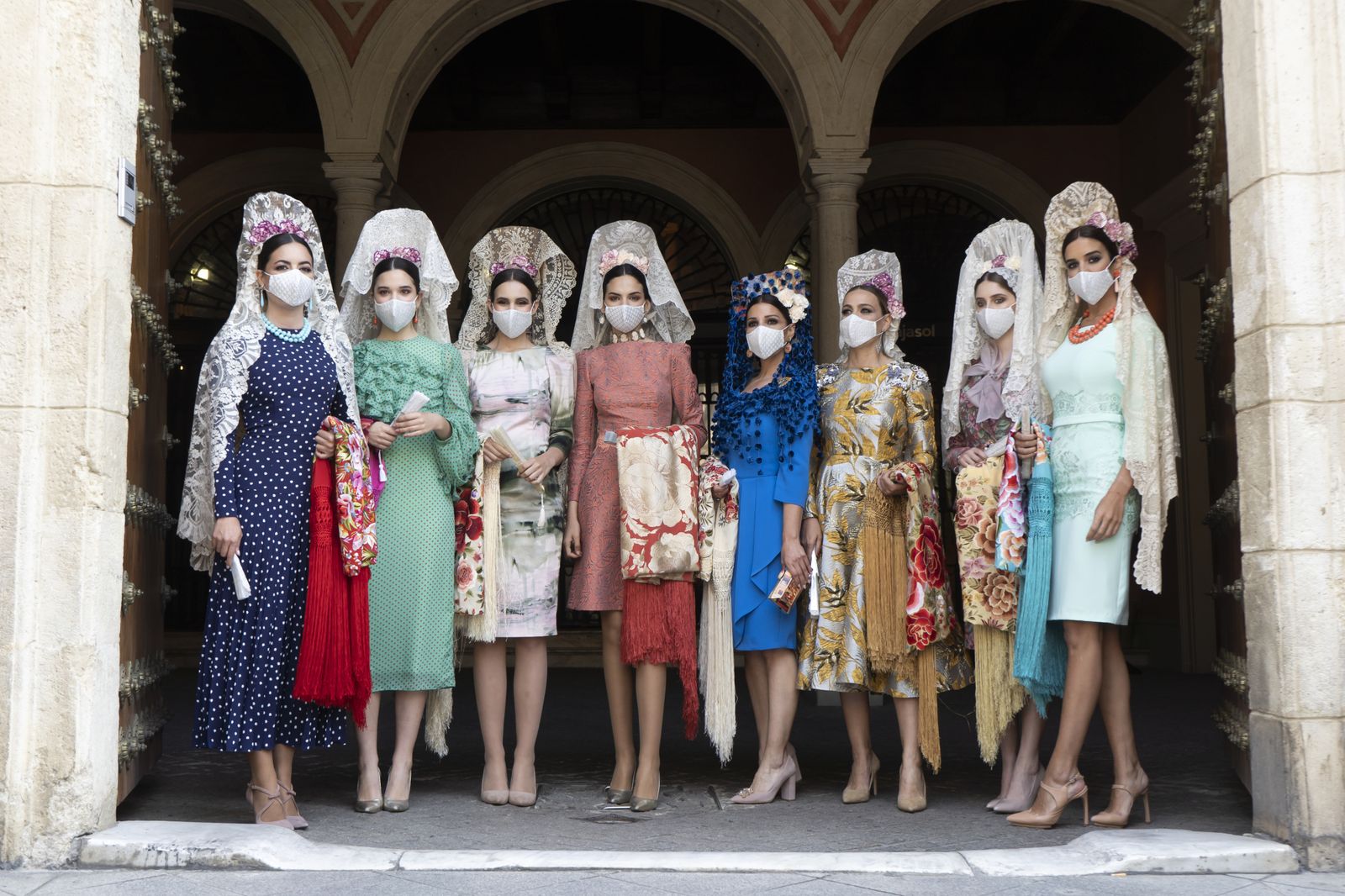 Las 'influencers' Claudia Alfaro, Margarita de Guzmán, Araceli Vera y Macarena Silva junto a modelos de la agencia Doble Erre vestidas de mantilla.