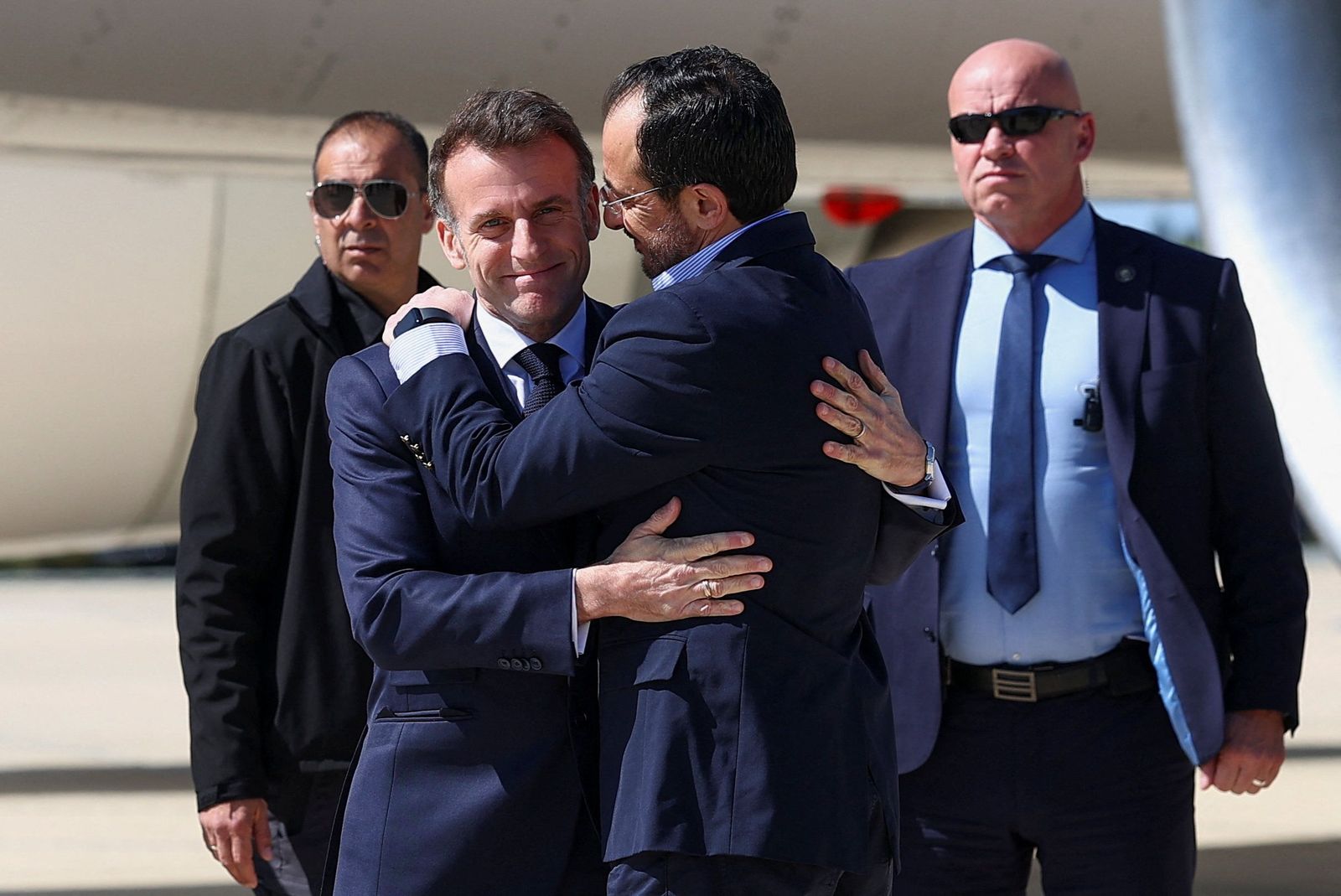 El presidente de Francia, Emmanuel Macron, es recibido por el presidente de Chipre, Nikos Christodoulides.