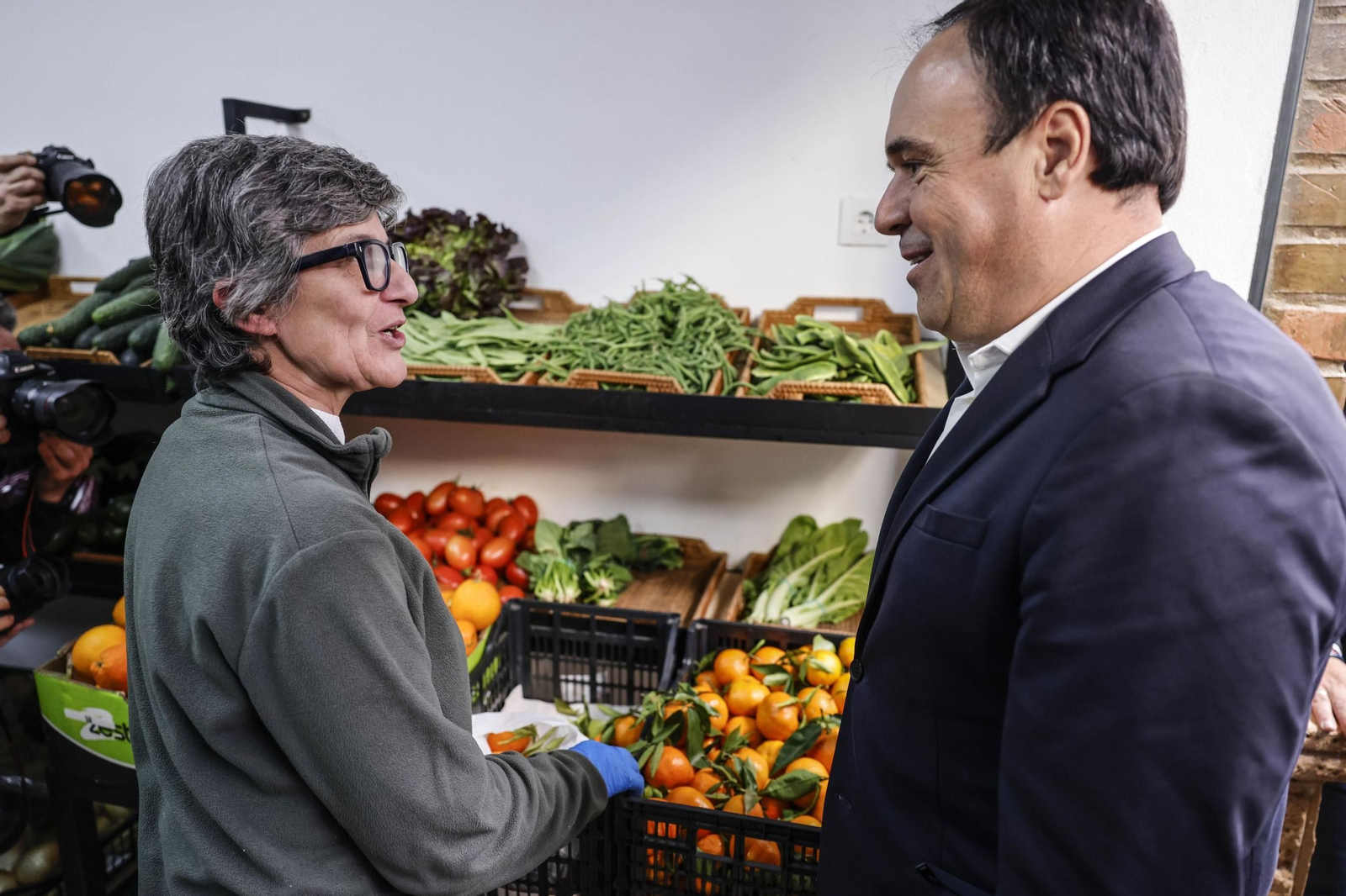 El presidente valenciano, Juanfran Pérez Llorca, conversa con una vecina de Paiporta.
