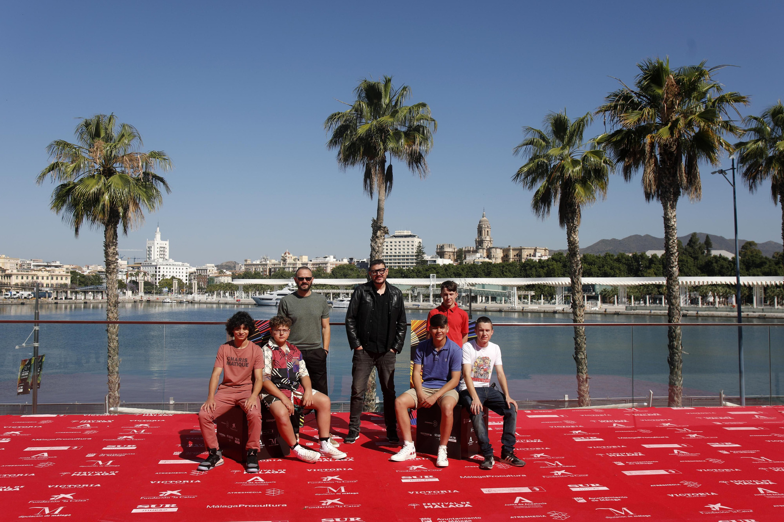 Dani de la Torre y el joven elenco de 'Live is Life', este domingo, en Málaga.