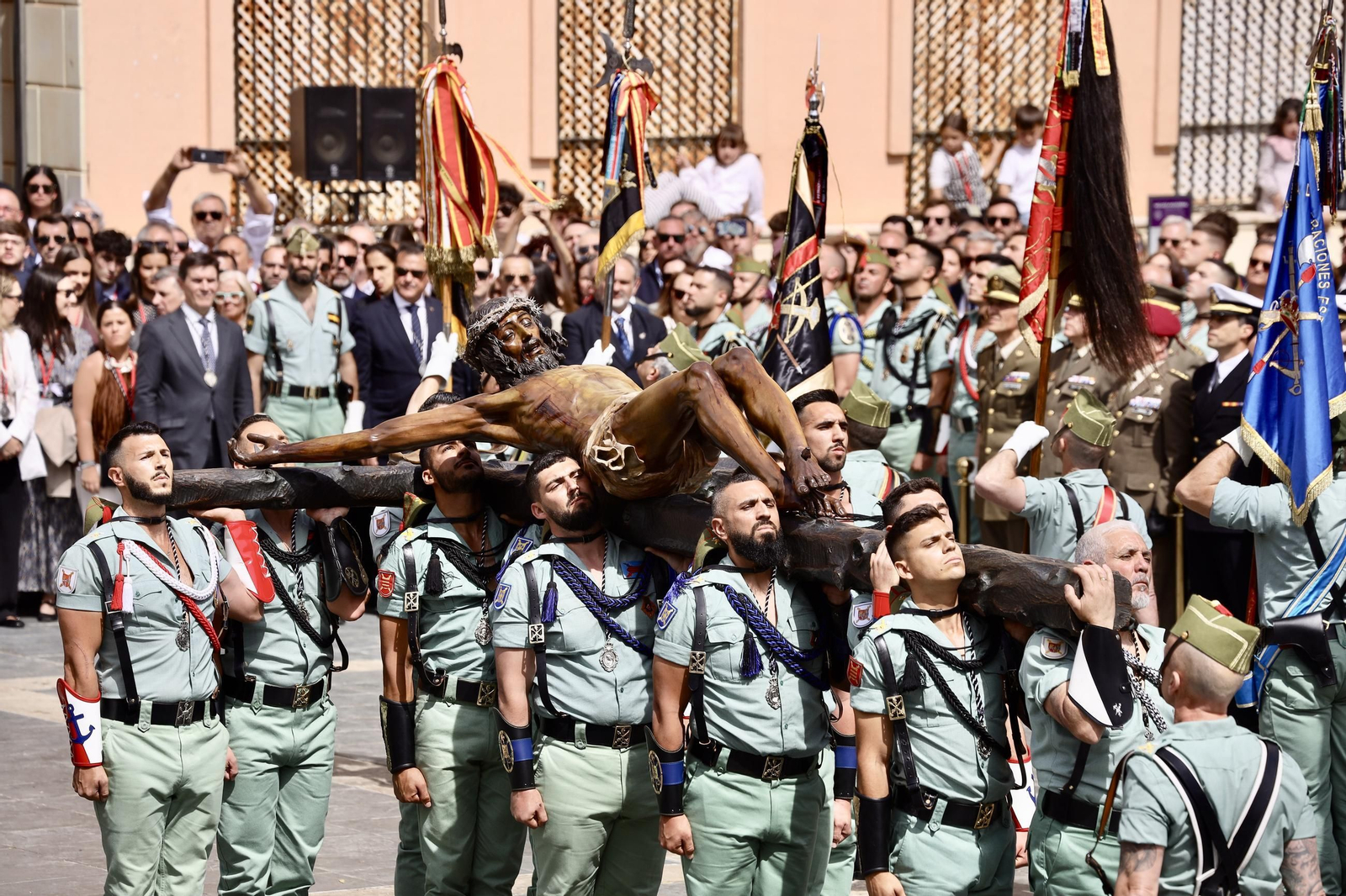Las fotos de la Legión en el traslado del Cristo de Mena en Málaga este Jueves Santo