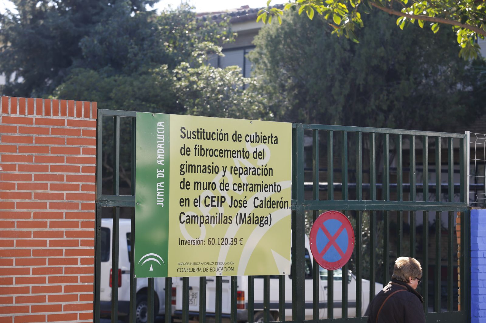 Un cartel anuncia las obras que están llevando a cabo en el CEIP José Calderón.