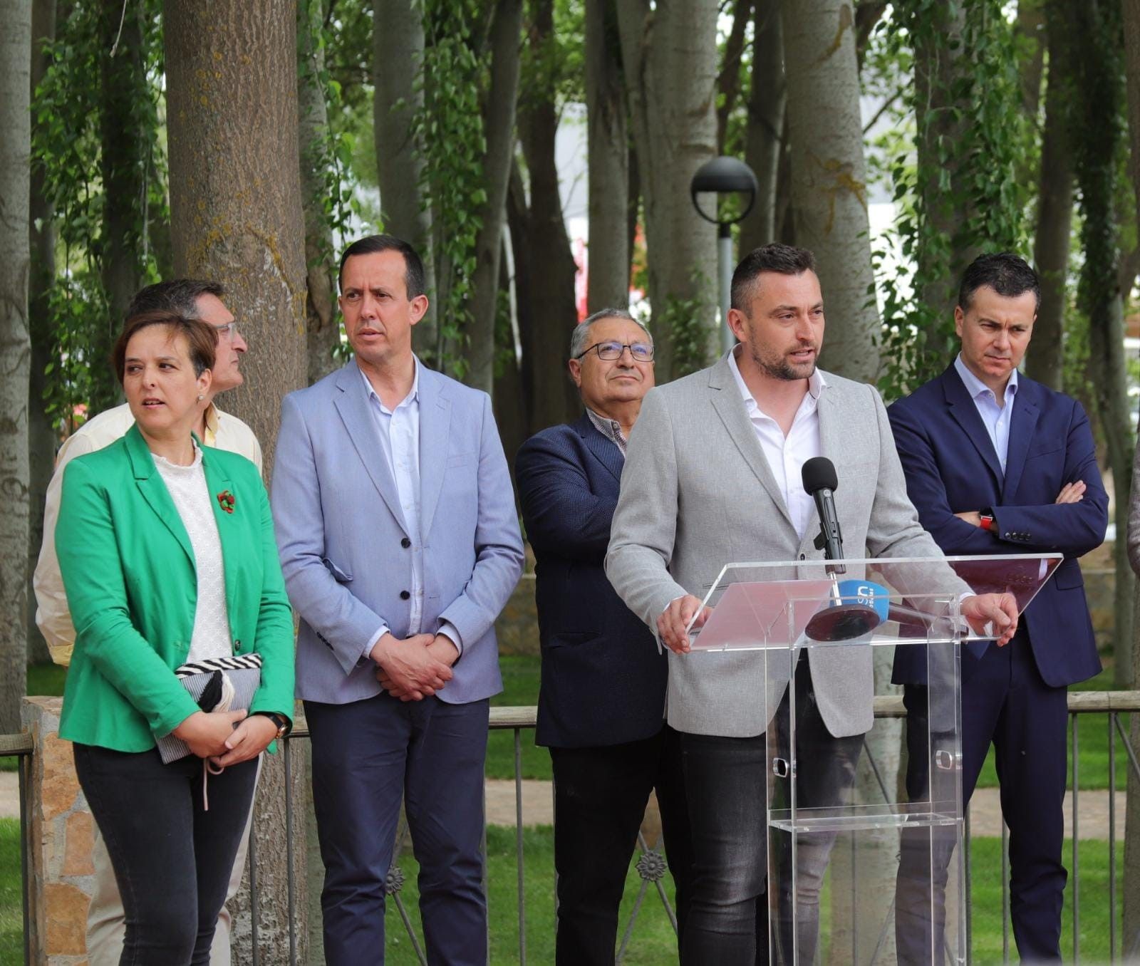 José Torregrosa, al uso de la palabra, con el exministro Héctor José Gómez detrás.