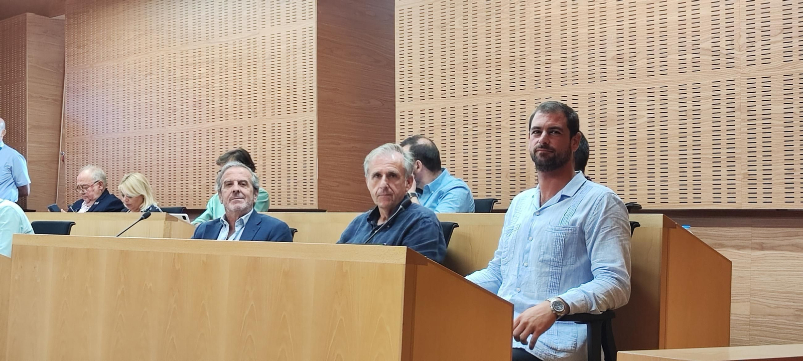 Los tres concejales de Vox, en el pleo de este viernes.