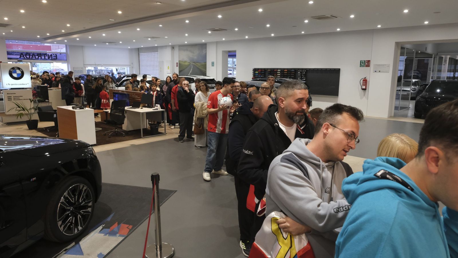 Jon Mocillo y Miguel de la Fuente firman autógrafos en Automotor Costa BMW