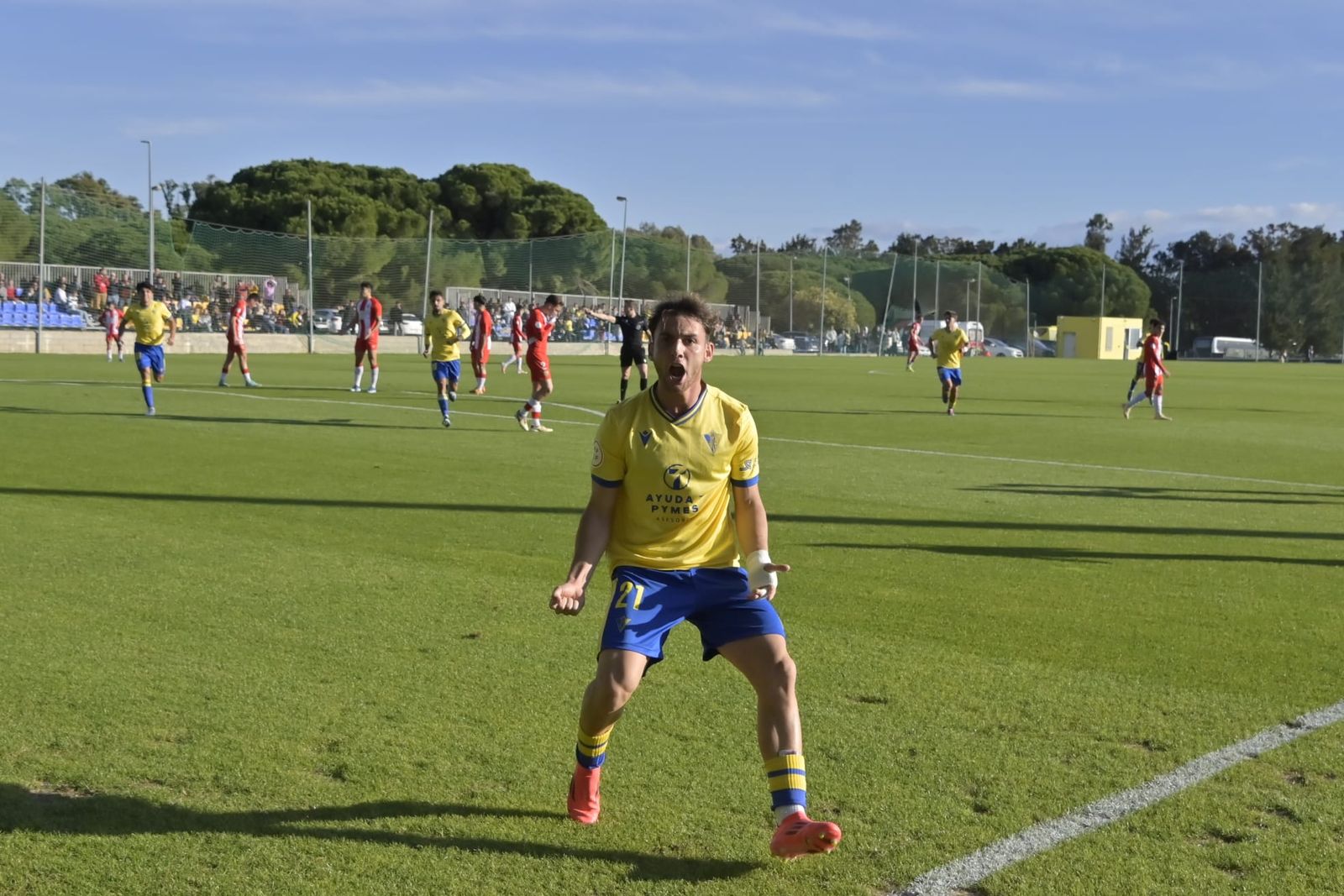 Marcos Denia celebra su gol.