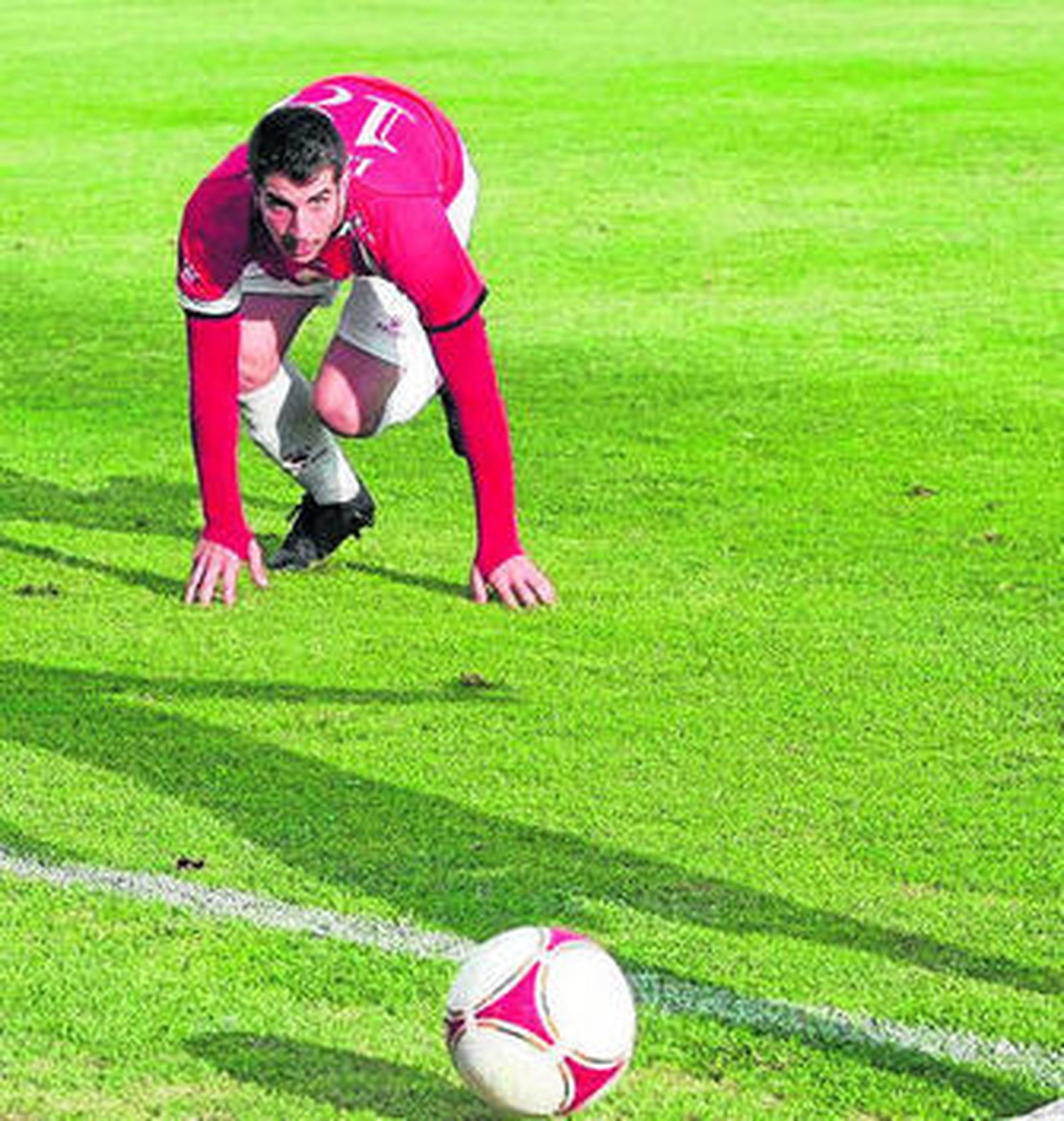 Pane, agachado, observa un balón suelto en el encuentro del domingo.