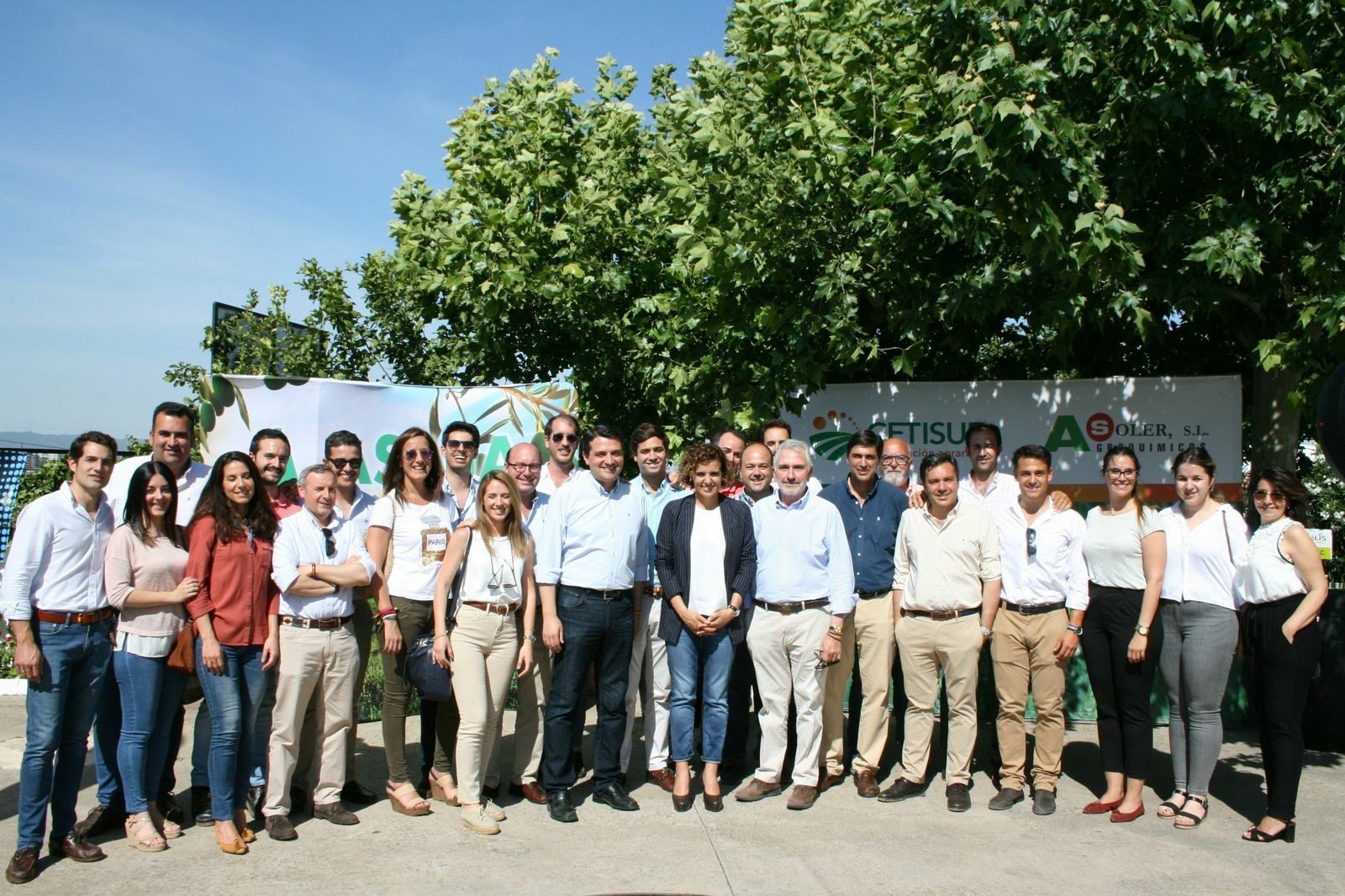 Dolors Monserrat, en el centro, durante la festividad de San Isidro.