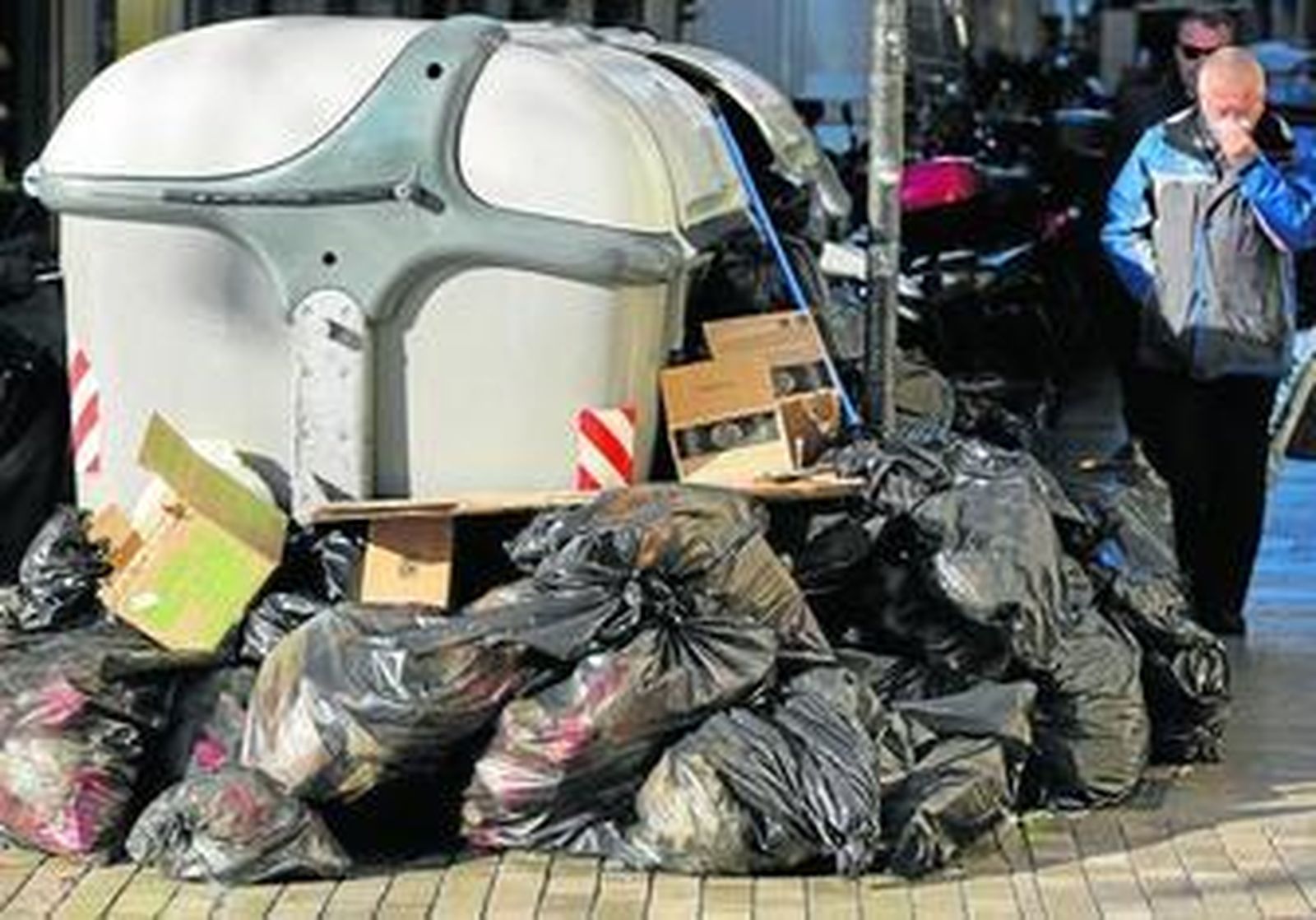 Basura acumulada durante la huelga de limpieza que hubo en Málaga en diciembre de 2013.