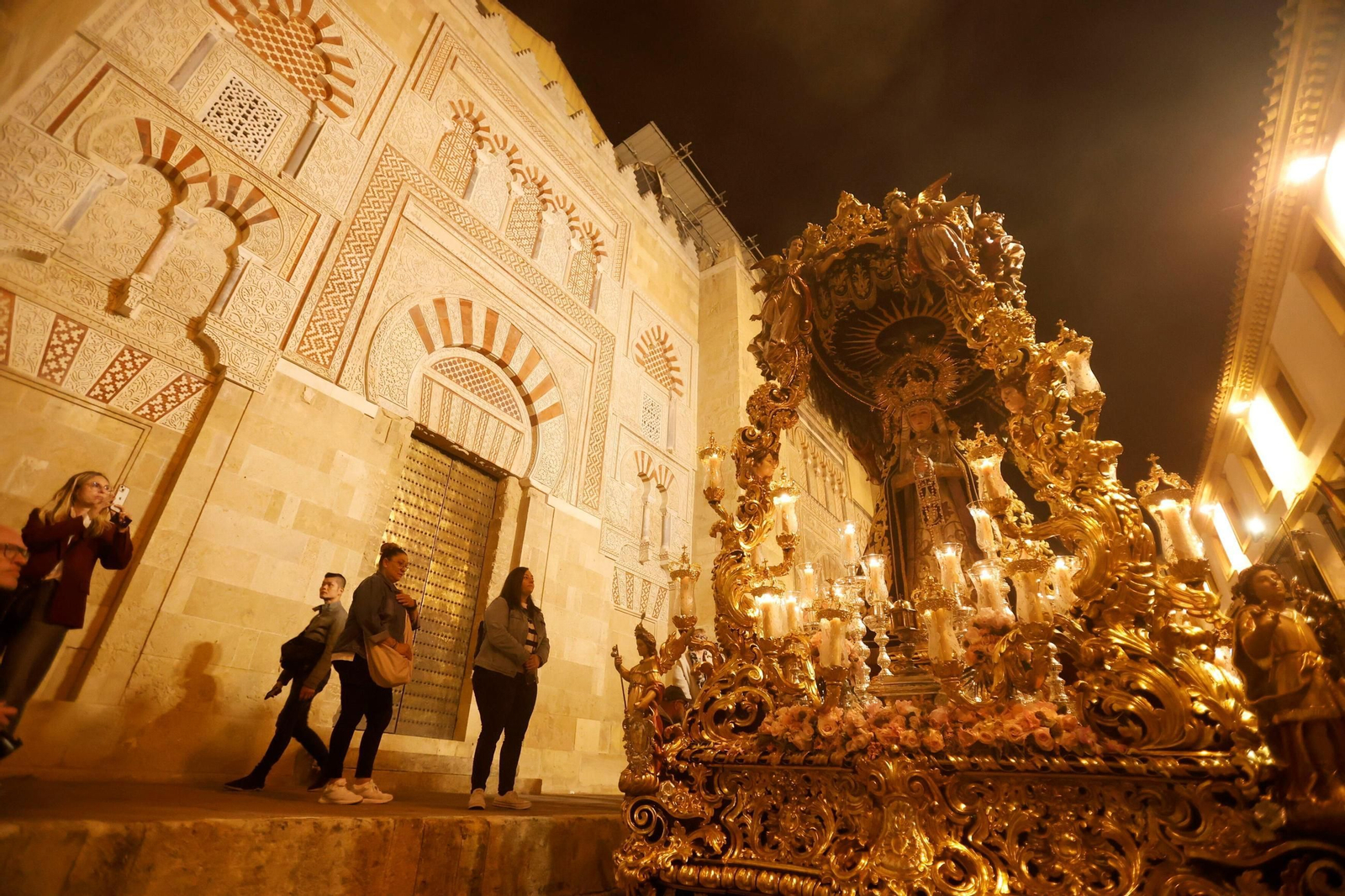 Ánimas celebra el 50 aniversario de la Virgen de las Tristezas por las calles de Córdoba