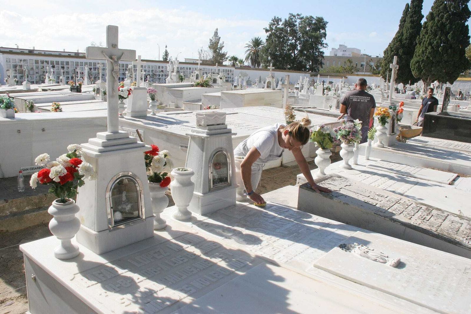 El cementerio se prepara para el Día de Todos los Santos