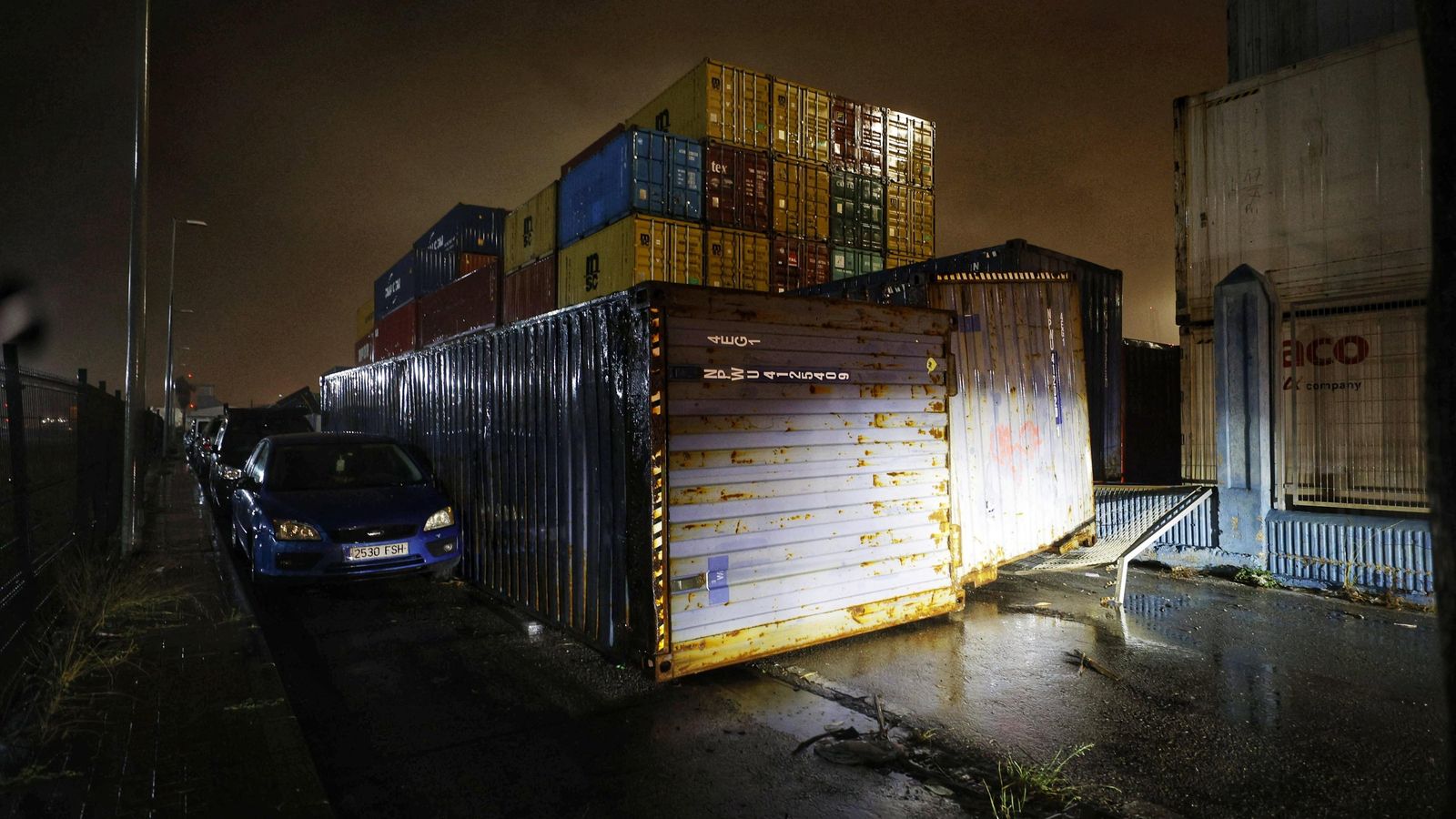 Contenedores de mercancías caídos en la Punta de San Felipe.
