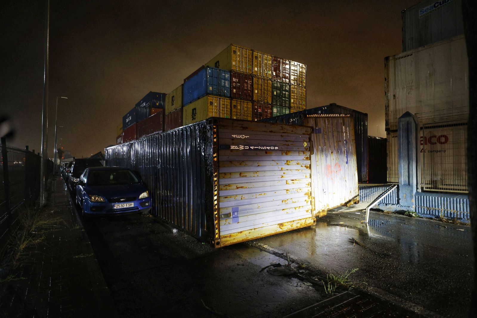 Contenedores de mercancías caídos en la Punta de San Felipe.