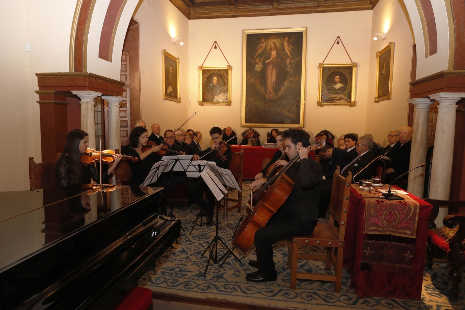El quinteto Casiopea toca una pieza de Schubert en el homenaje a Ayarra en la Academia de Bellas Artes.