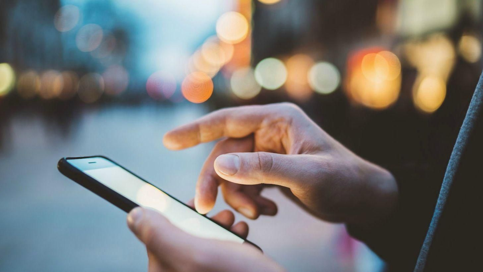 Un usuario, con un smartphone.