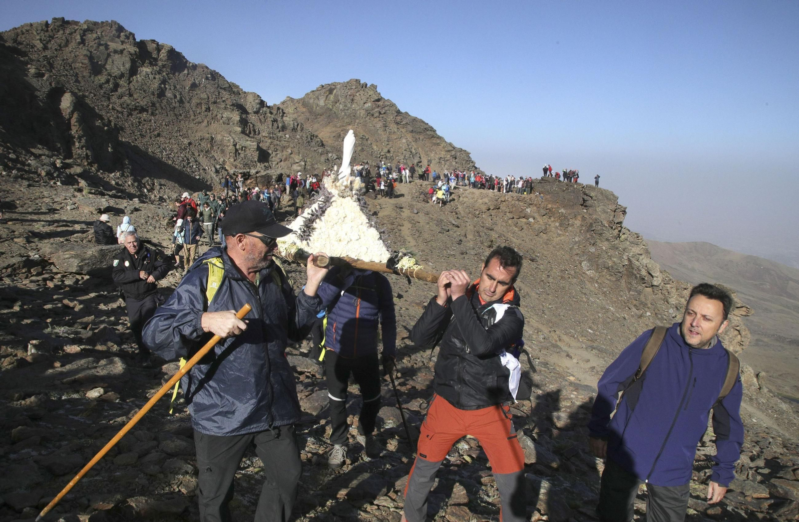 Decenas de persona participan desde la madrugada en la romería a mayor altitud del país, la de la Virgen de las Nieves