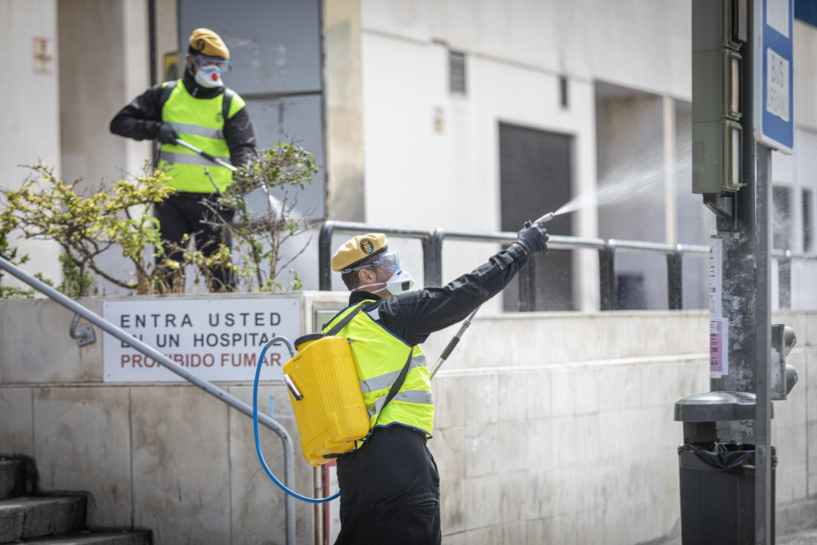 La UME desinfecta el hospital Puerta del Mar