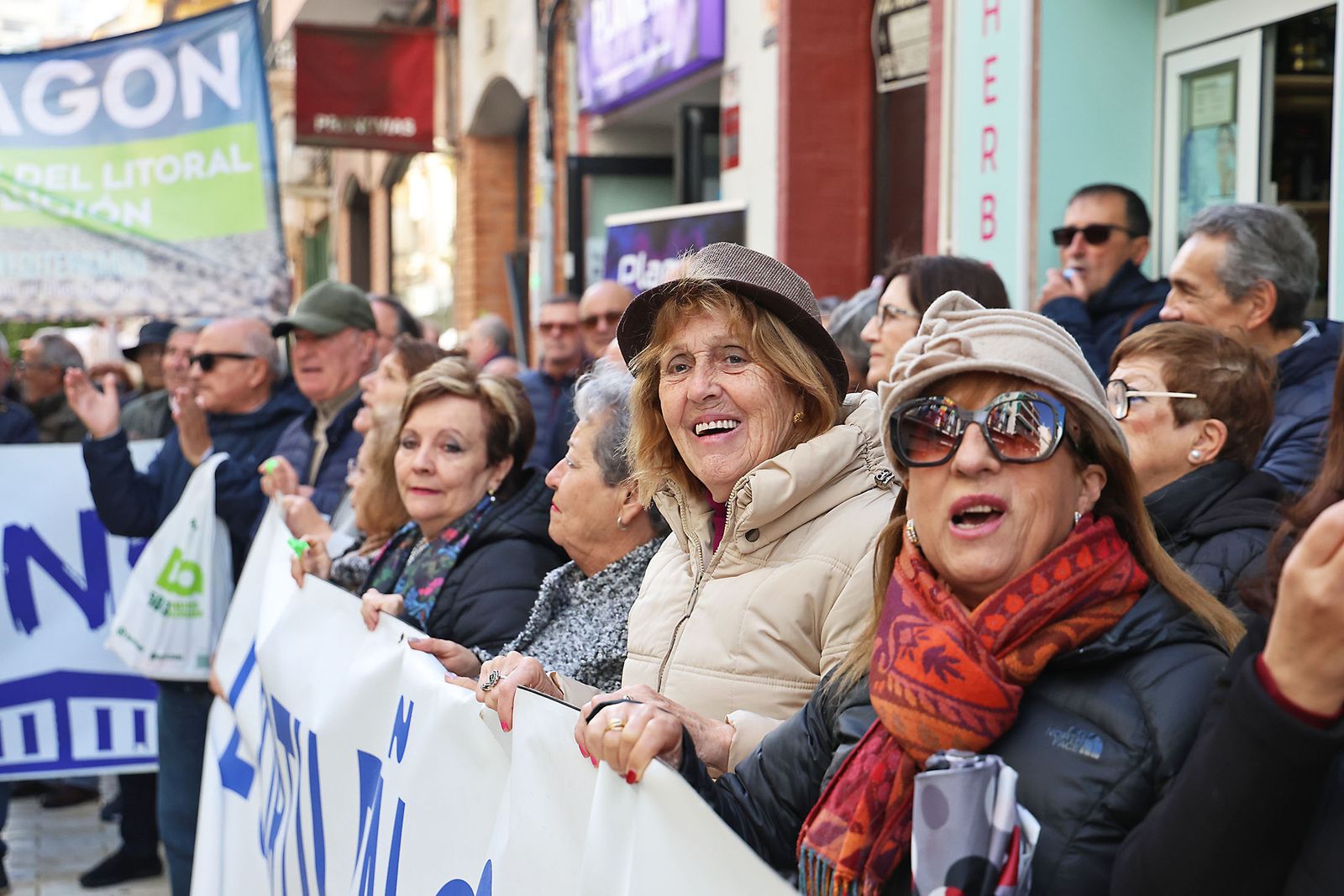 Fotografías de la manifestación en Huelva para exigir la regeneración de las playas