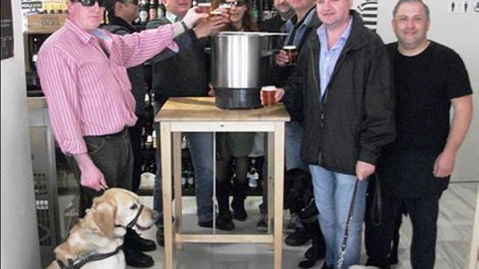 El Rincón del Cervecero ha organizado catas de cerveza para invidentes.